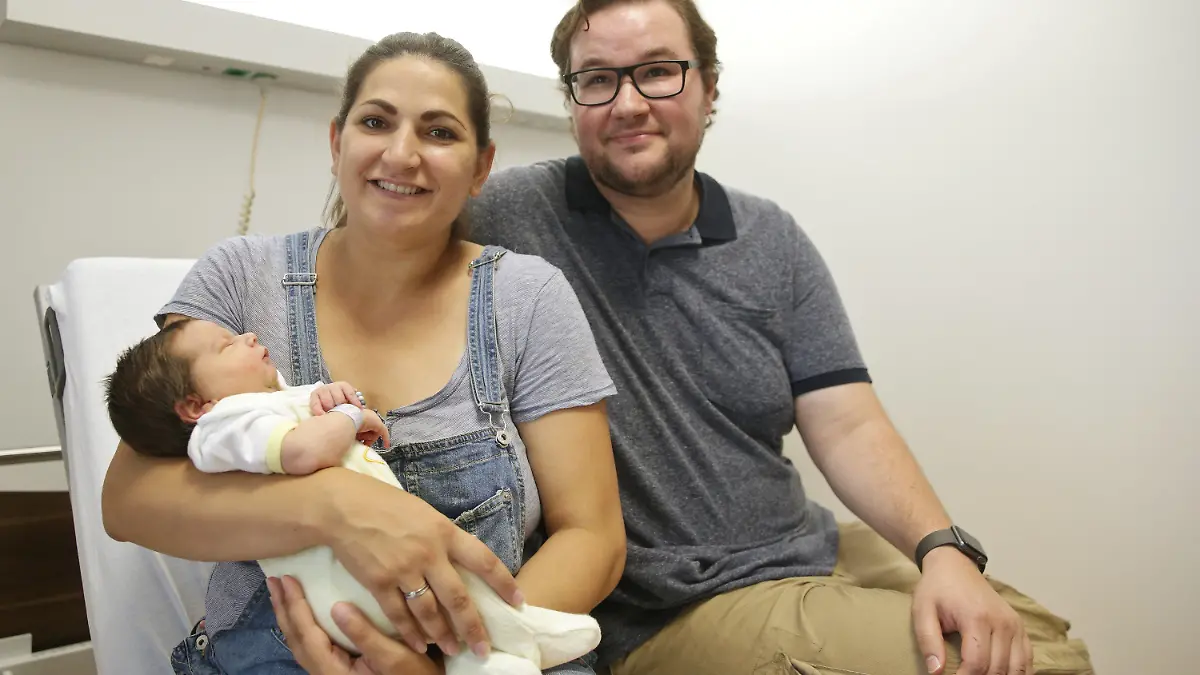 26.07.2019, Nordrhein-Westfalen, Mönchengladbach: Cindy und Rene Mathieu mit ihrem Sohn Vincent Martin. Vincent ist erst am Mittwoch im Mönchengladbacher Elisabeth-Krankenhaus zur Welt gekommen. Der Junge ist 65 Zentimeter groß und 4720 Gramm schwer. Foto: David Young/dpa +++ dpa-Bildfunk +++