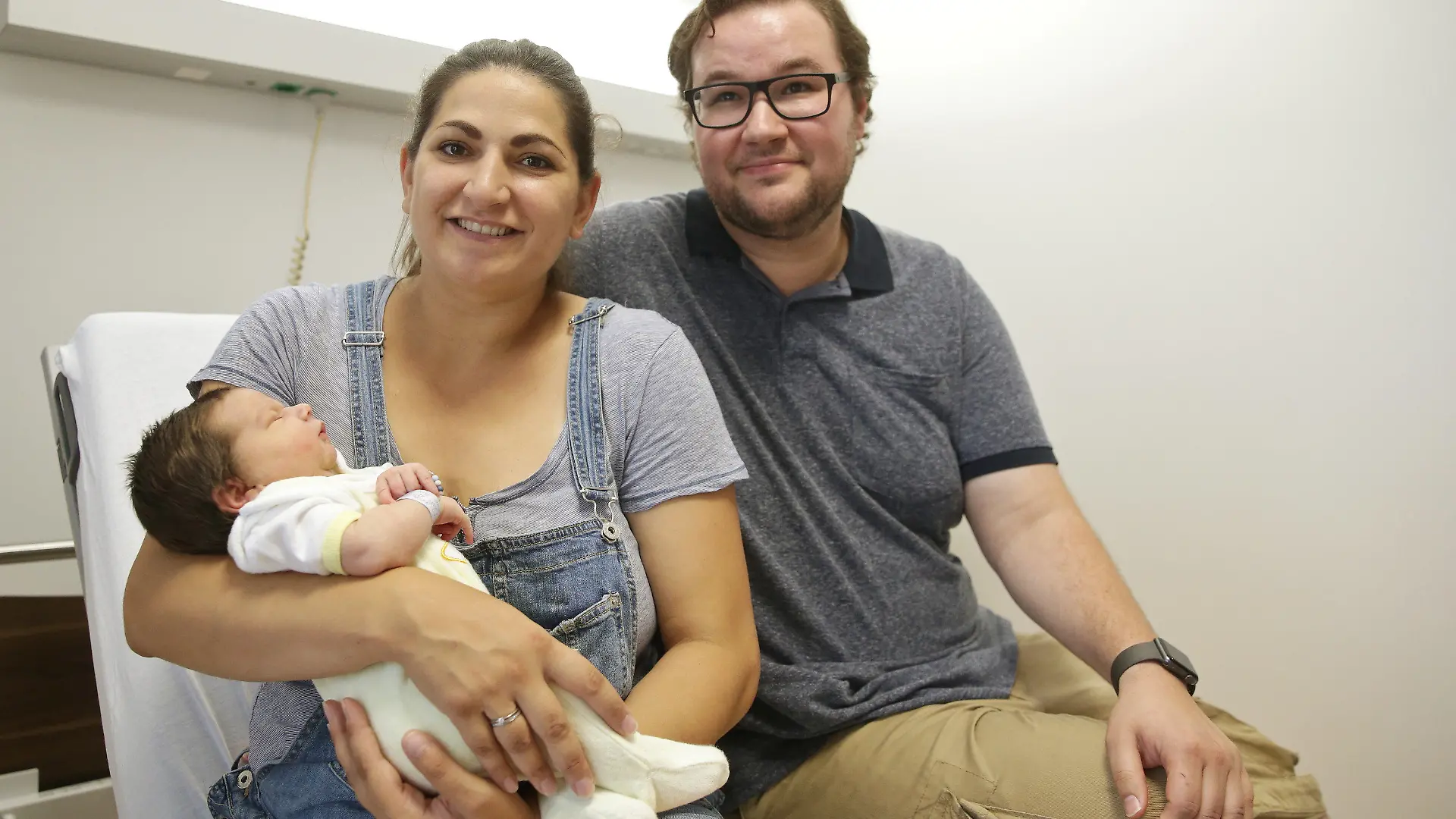 26.07.2019, Nordrhein-Westfalen, Mönchengladbach: Cindy und Rene Mathieu mit ihrem Sohn Vincent Martin. Vincent ist erst am Mittwoch im Mönchengladbacher Elisabeth-Krankenhaus zur Welt gekommen. Der Junge ist 65 Zentimeter groß und 4720 Gramm schwer. Foto: David Young/dpa +++ dpa-Bildfunk +++