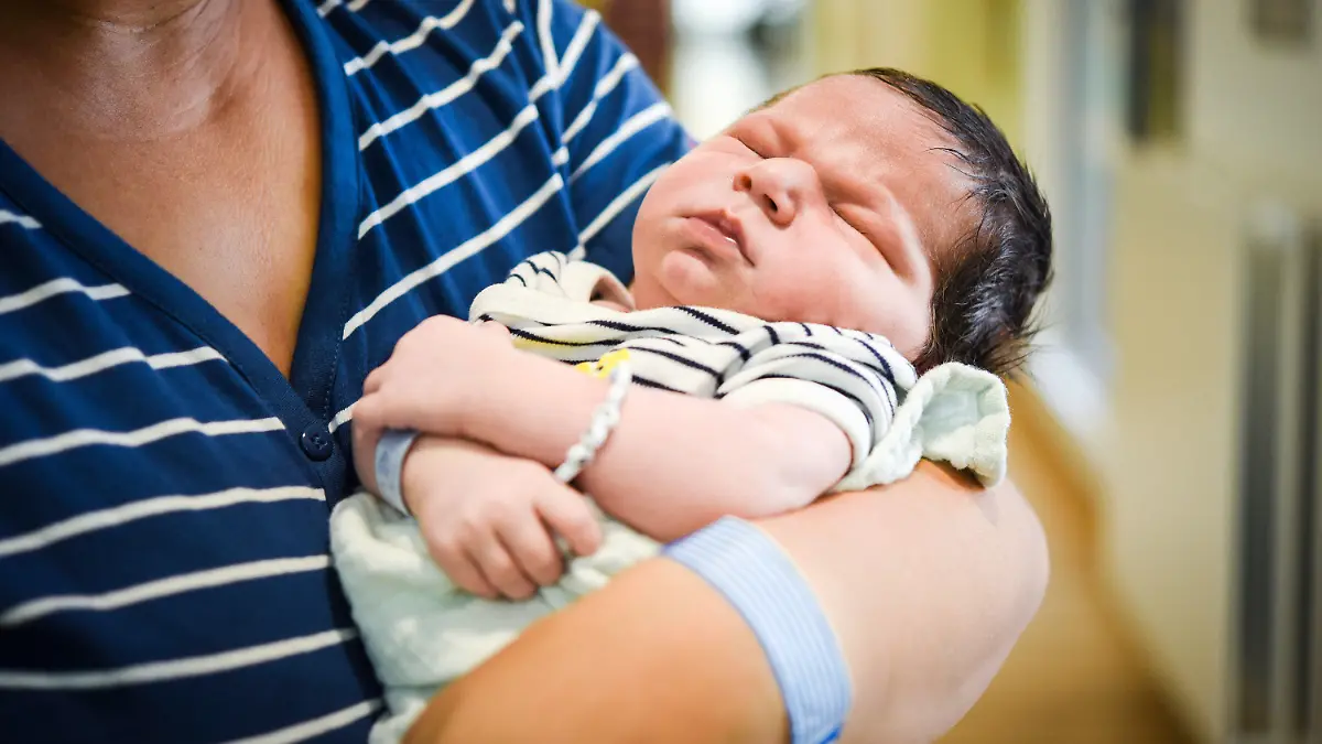 25.07.2019, Nordrhein-Westfalen, M·nchengladbach: Das Baby Vincent Martin Mathieu liegt im Krankenhaus in Mönchengladbach im Arm von Mutter Cindy. Das Kind war bei der Geburt am 24. Juli 65 Zentimeter groß und 4720 Gramm schwer. Am 26.07.2019 findet im Elisabeth-Krankenhaus in Mönchengladbach ein Pressegespräch statt. Foto: Jana Bauch/dpa +++ dpa-Bildfunk +++