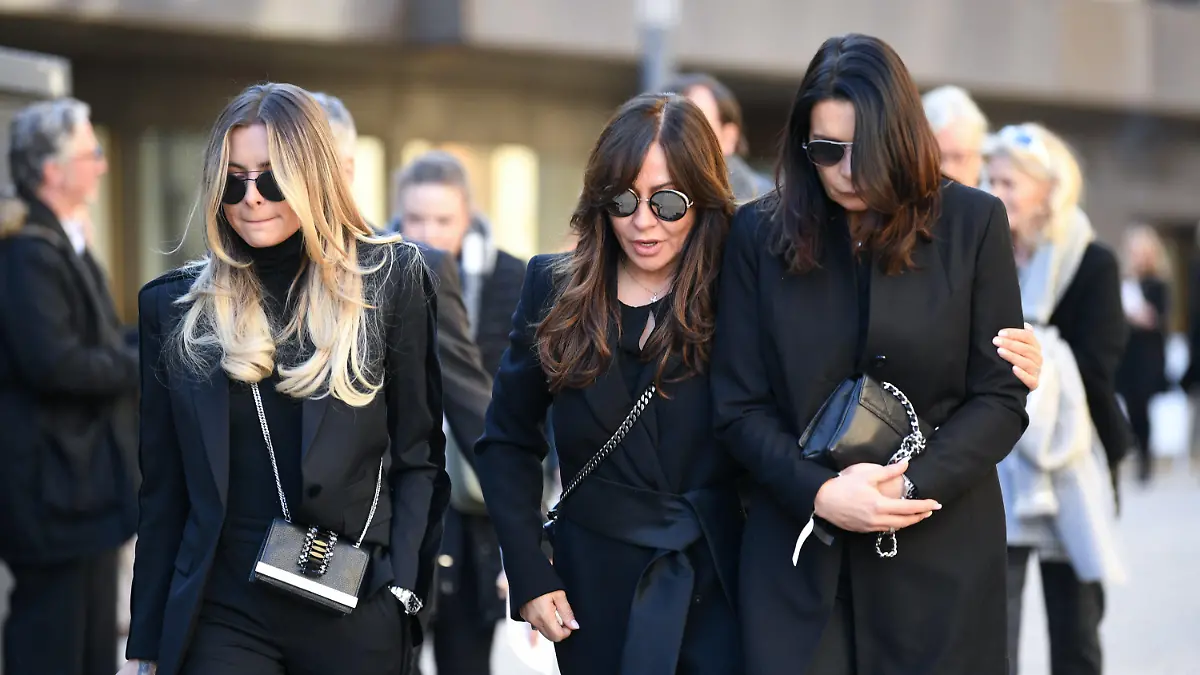 15.02.2019, Nordrhein-Westfalen, Gelsenkirchen: Fußball: Gedenkfeier für den früheren FC Schalke 04 Manager Rudi Assauer in der Propsteikirche St. Urbanus. Sophia Thomalla (l-r), Simone Thomalla und Katy Assauer kommen von der Trauerfeier. Foto: Ina Fassbender/dpa +++ dpa-Bildfunk +++
