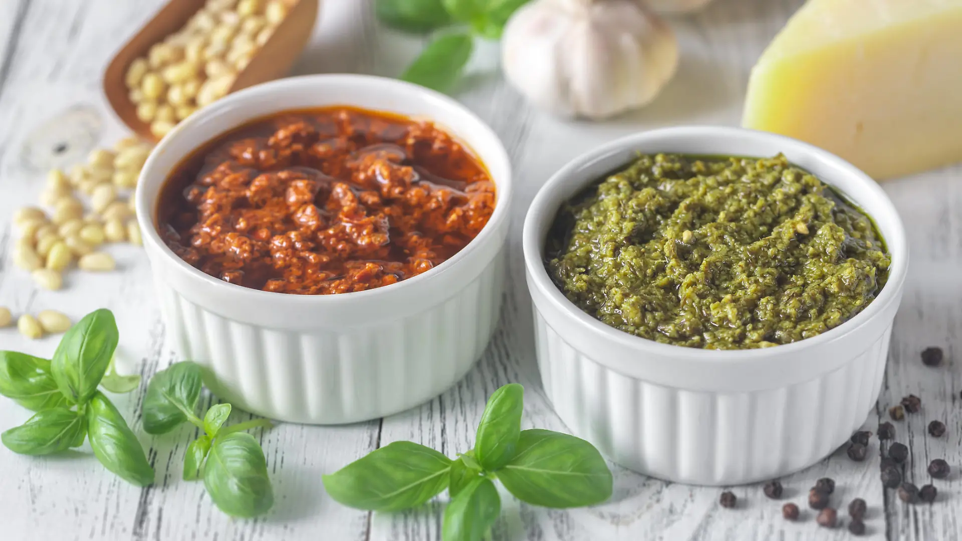 Rotes und grünes Pesto