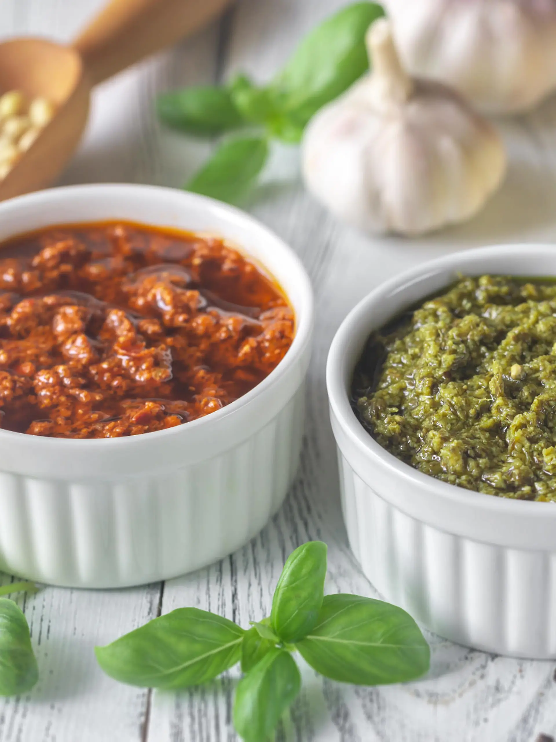 Rotes und grünes Pesto