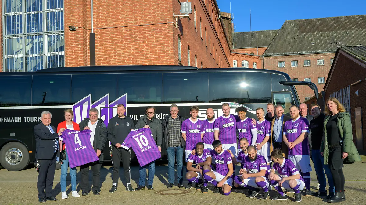 Anstoß für ein neues Leben - Kooperation VFL Osnabrück und JVA Vechta / 28.02.2023, JVA Vechta, Vechta, Anstoß für ein neues Leben - Kooperation VFL Osnabrück und JVA Vechta Anstoß für ein neues Leben So heißt die bundesweit einzigartige Initiative der Sepp-Herberger-Stiftung zur Resozialisierung jugendlicher Strafgefangener. Gemeinsam mit starken Partnern, der Bundesagentur für Arbeit, den Justizministerien der teilnehmenden Bundesländer, den regionalen Fußballverbänden und weiterer Unterstützer, ist es das Ziel, die Jugendlichen aktiv auf die Zeit nach der Haftentlassung vorzubereiten. Der VFL Osnabrück und die JVA in Vechta gingen nun diese Kooperation ein. Vor dem VFL Bus präsentierten die Verantwortlichen das Kooerationstrikot VFL Osnabrück und JVA Vechta v.li. Dr. Manfred Krohn, Leiter der JVA Vechta,Melanie Janssen JVA Vechta, Holger Elixmann VfL-Präsident, Andre Werneke Sportliche Leiter JVA Vechta , Dr. Michael Welling, Geschäftsführer des VfL Osnabrück Sowie die Traditionsmannschaft des VFL und eine Auswahl der JVA Vechta *** Anstoß für ein neues Leben Cooperation VFL Osnabrück and JVA Vechta 28 02 2023, JVA Vechta, Vechta, Anstoß für ein neues Leben Cooperation VFL Osnabrück and JVA Vechta Anstoß für ein neues Leben This is the name of the Sepp Herberger Foundations unique nationwide initiative for the resocialization of juvenile prisoners Together with strong partners, the Federal Employment Agency, the ministries of justice of the participating federal states, the regional soccer associations and other supporters, the goal is, The VFL Osnabrück and the JVA in Vechta have now entered into this cooperation. In front of the VFL bus, the responsible persons presented the cooperation jersey VFL Osnabrück and JVA Vechta from left Dr Manfred Krohn, Head of JVA Vechta, Melanie Janssen JVA Vechta, Holger Elixmann VfL President, Andre Werneke Sportliche Leiter JVA Vechta, Dr Michael Welling, Managing Director of VfL Osnabrück and the traditi