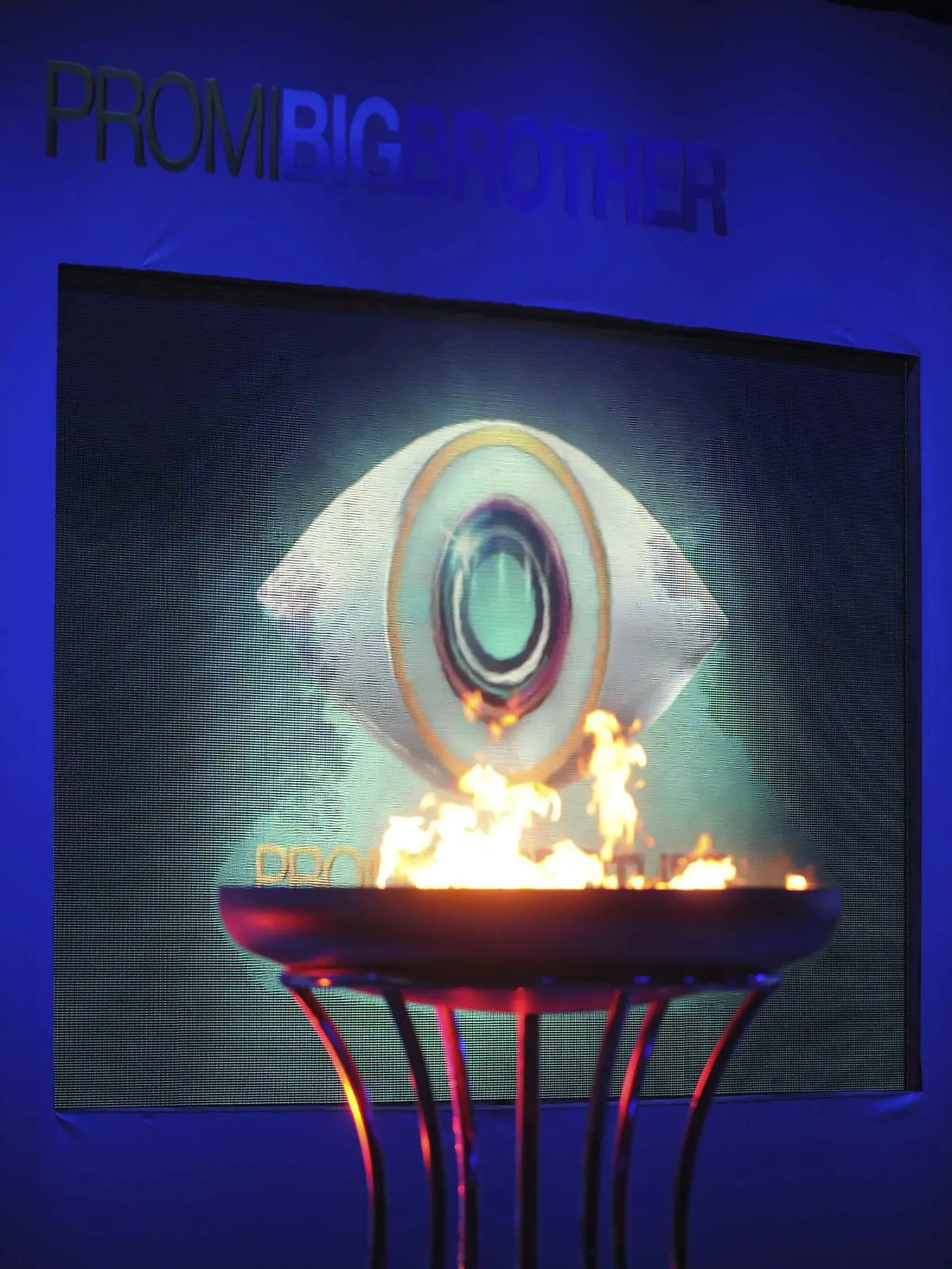 Feature Big Brother Logo mit Feuerschale brennen
 
Einzug ins Promi Big Brother Haus Live Sendung ProSiebenSat1 
Studio Berlin Adlershof  24.09.2013 | Verwendung weltweit