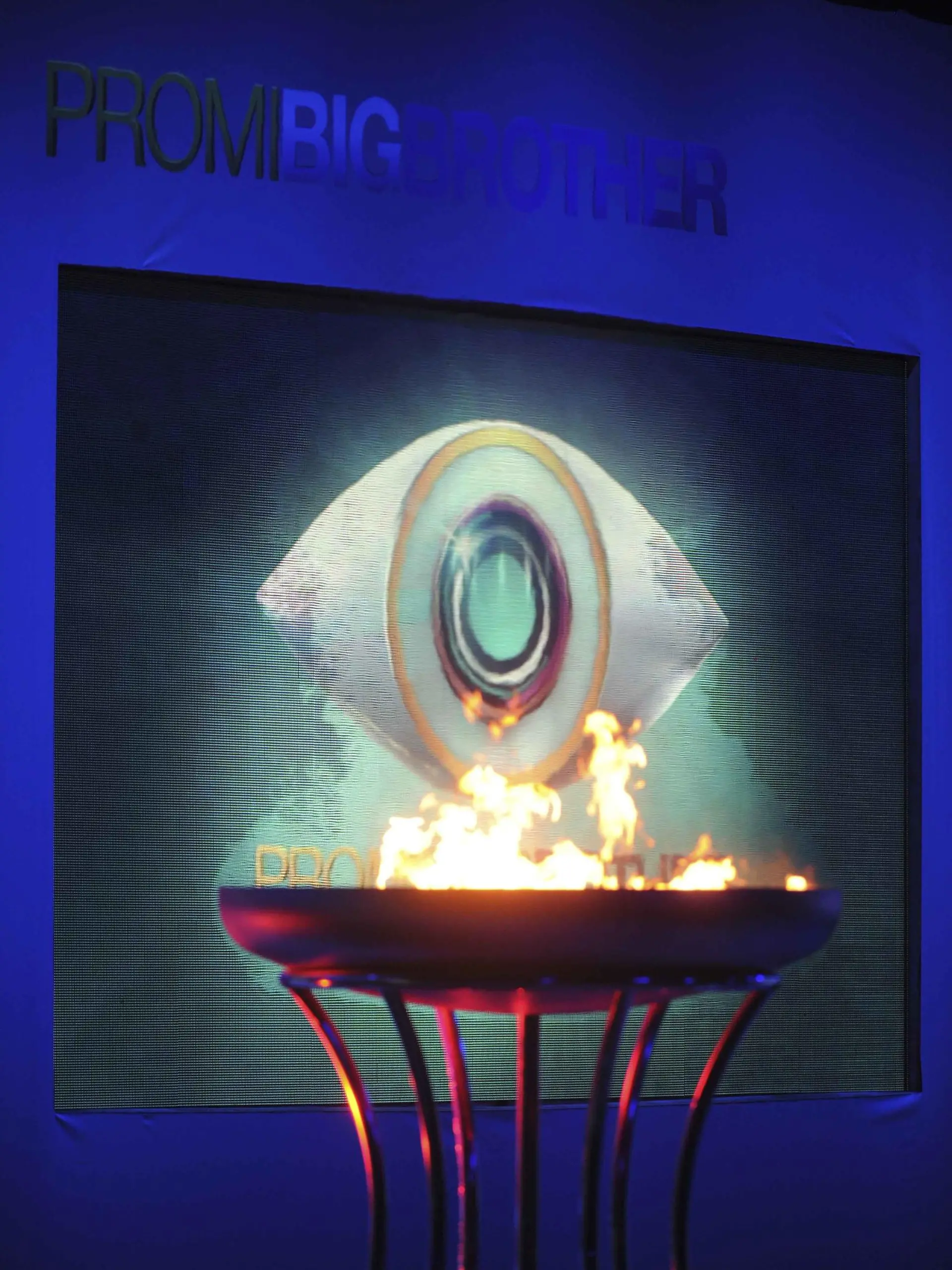 Feature Big Brother Logo mit Feuerschale brennen
 
Einzug ins Promi Big Brother Haus Live Sendung ProSiebenSat1 
Studio Berlin Adlershof  24.09.2013 | Verwendung weltweit