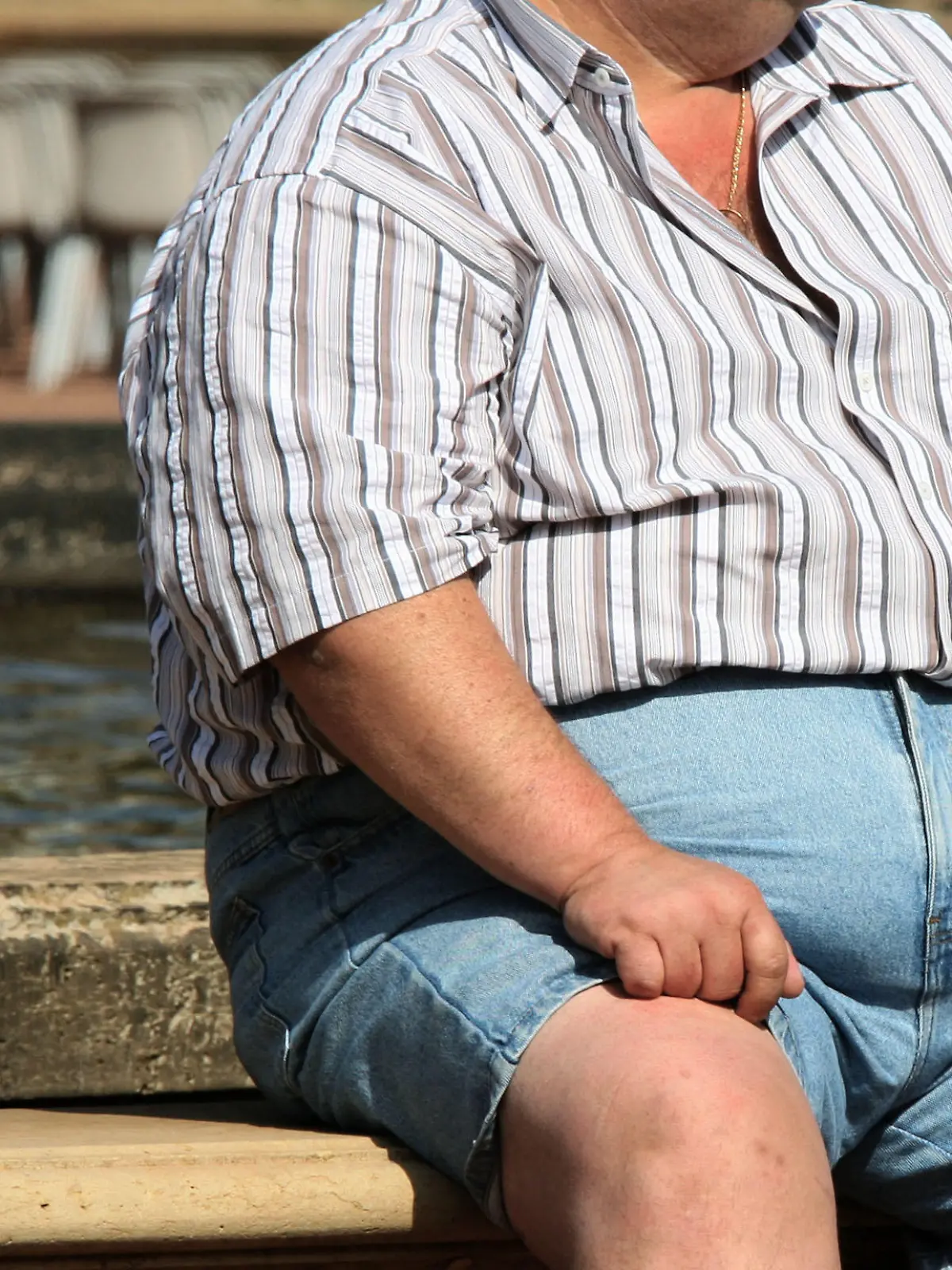 ARCHIV - Ein übergewichtiger Mann sitzt am auf einer Bank in Dresden, aufgenommen am 23.08.2007. Nach Ansicht von Experten könnten deutlich mehr fettleibige Patienten in Deutschland von einer gezielten Magen-Darm-Operation profitieren. «Die Adipositas-Chirurgie mit ihren verschiedenen Verfahren kommt seit vielen Jahren weltweit zum Einsatz, in Deutschland jährlich bei etwa 6000 Patienten», sagte der Chirurg Prof. Weiner am Mittwoch (31.08.2011) zum Auftakt eines Kongresses in Hamburg. Schätzungen zufolge kämen aber etwa 20 000 Menschen pro Jahr für einen solchen Eingriff in Frage. Foto: Ralf Hirschberger  +++(c) dpa - Bildfunk+++