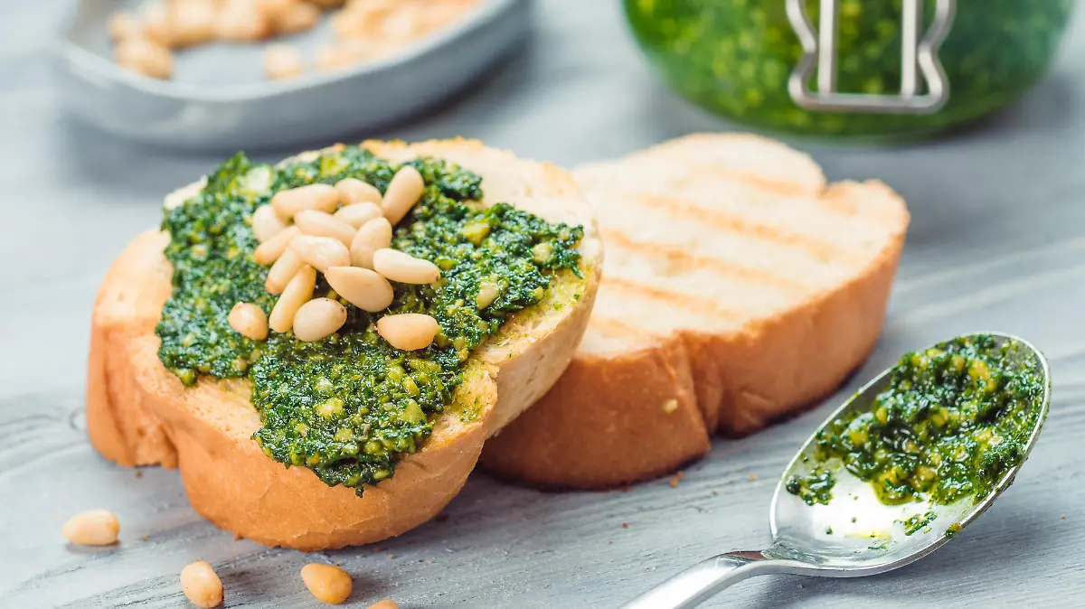Baguette mit grünem Pesto und Pinienkernen.