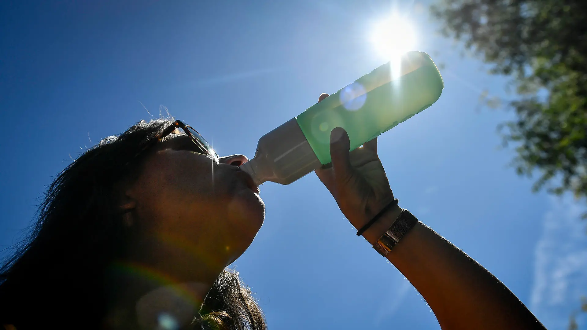 23.07.2019, Belgien, Antwerpen: Eine Frau trinkt Wasser aus einer Flasche. In Belgien sollen die Temperaturen auf Rekordhöhen ansteigen. Foto: Dirk Waem/BELGA/dpa +++ dpa-Bildfunk +++