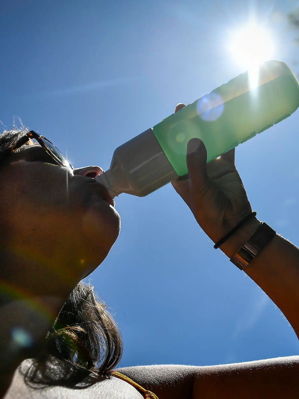23.07.2019, Belgien, Antwerpen: Eine Frau trinkt Wasser aus einer  Flasche. In Belgien sollen die Temperaturen auf Rekordhöhen ansteigen. Foto: Dirk Waem/BELGA/dpa +++ dpa-Bildfunk +++