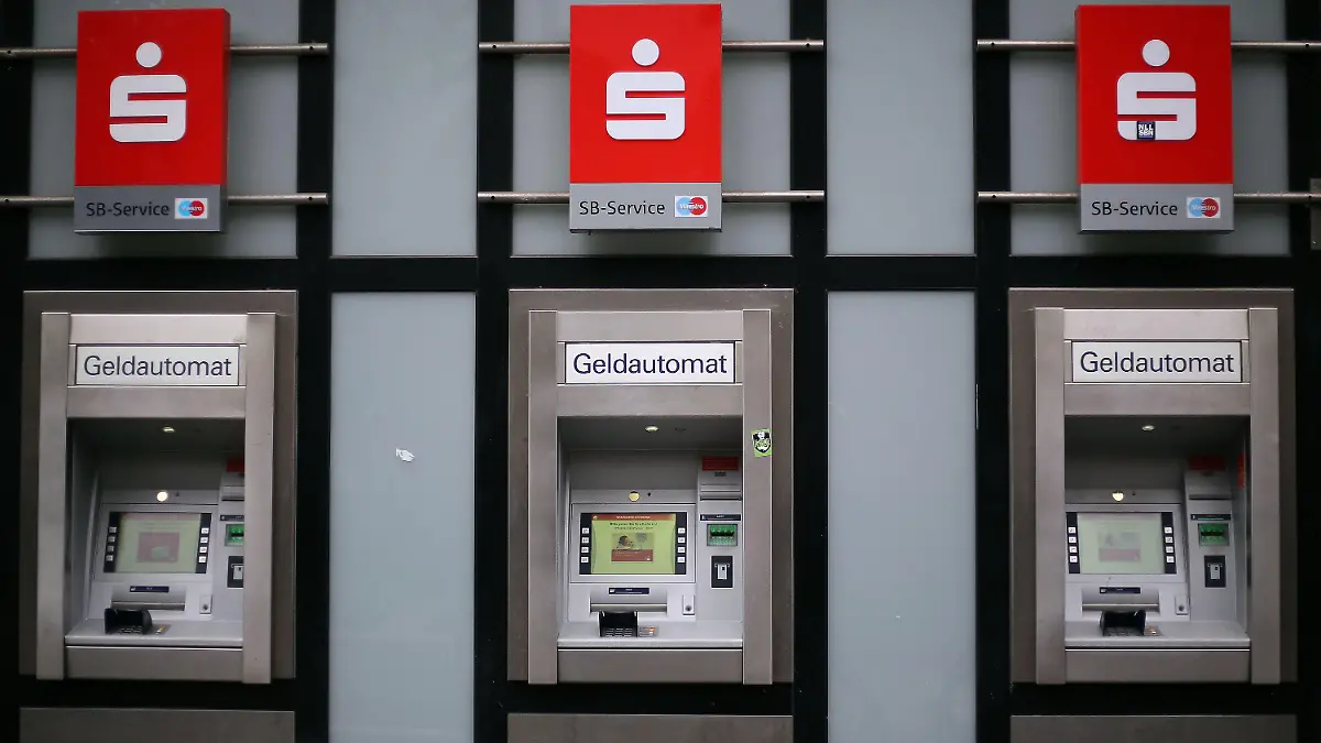 ARCHIV - Geldautomaten der Sparkasse, fotografiert am 25.08.2015 in Köln (Nordrhein-Westfalen). Foto: Oliver Berg/dpa (zu dpa "An Geldautomaten wird es für viele Fremdkunden teurer" vom 03.09.2015) +++(c) dpa - Bildfunk+++