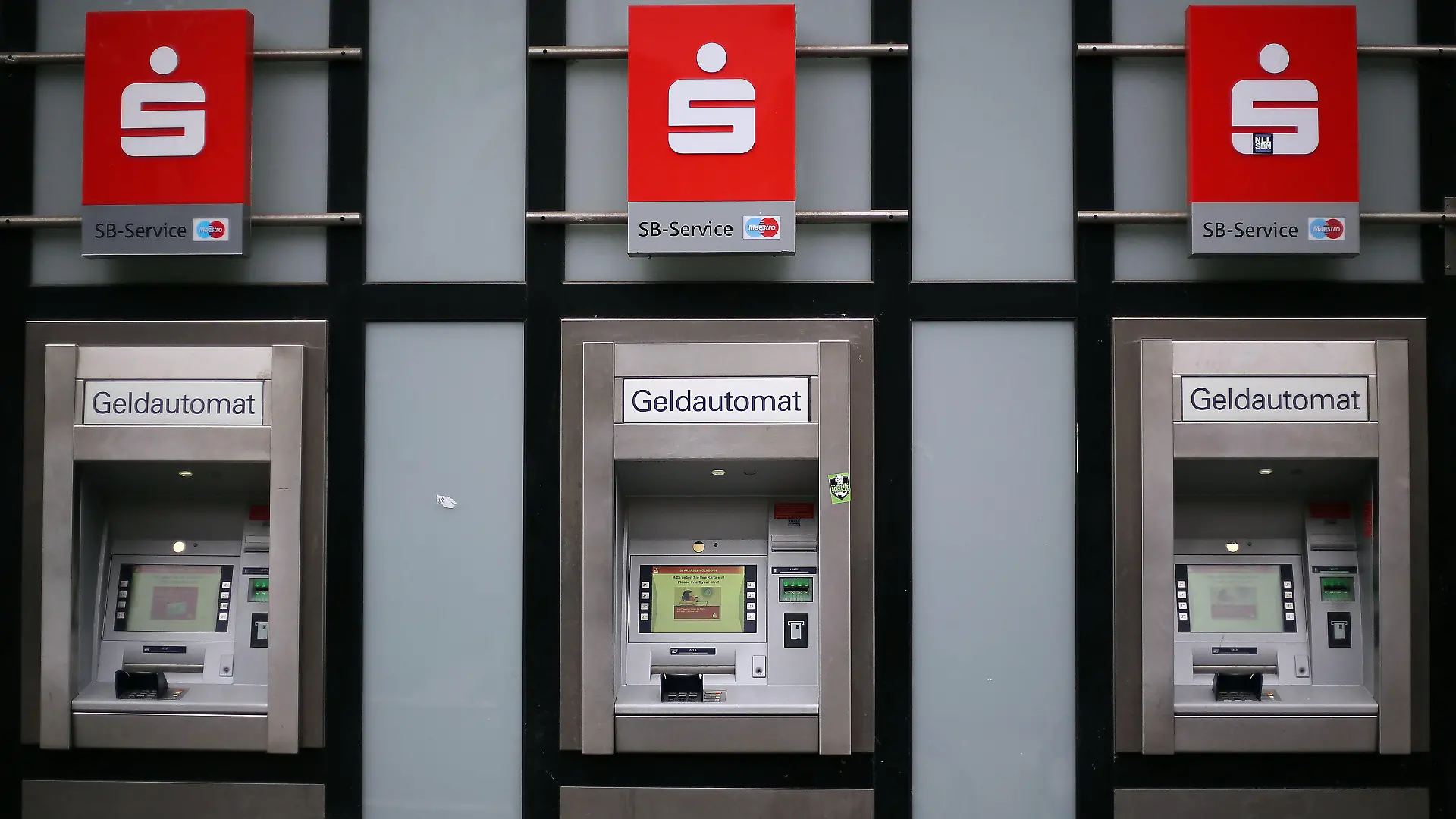 ARCHIV - Geldautomaten der Sparkasse, fotografiert am 25.08.2015 in Köln (Nordrhein-Westfalen). Foto: Oliver Berg/dpa (zu dpa "An Geldautomaten wird es für viele Fremdkunden teurer" vom 03.09.2015) +++(c) dpa - Bildfunk+++