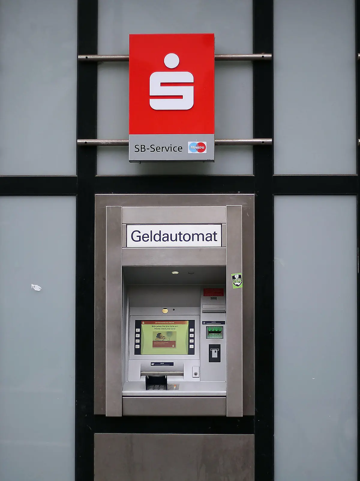 ARCHIV - Geldautomaten der Sparkasse, fotografiert am 25.08.2015 in Köln (Nordrhein-Westfalen). Foto: Oliver Berg/dpa  (zu dpa "An Geldautomaten wird es für viele Fremdkunden teurer" vom 03.09.2015) +++(c) dpa - Bildfunk+++