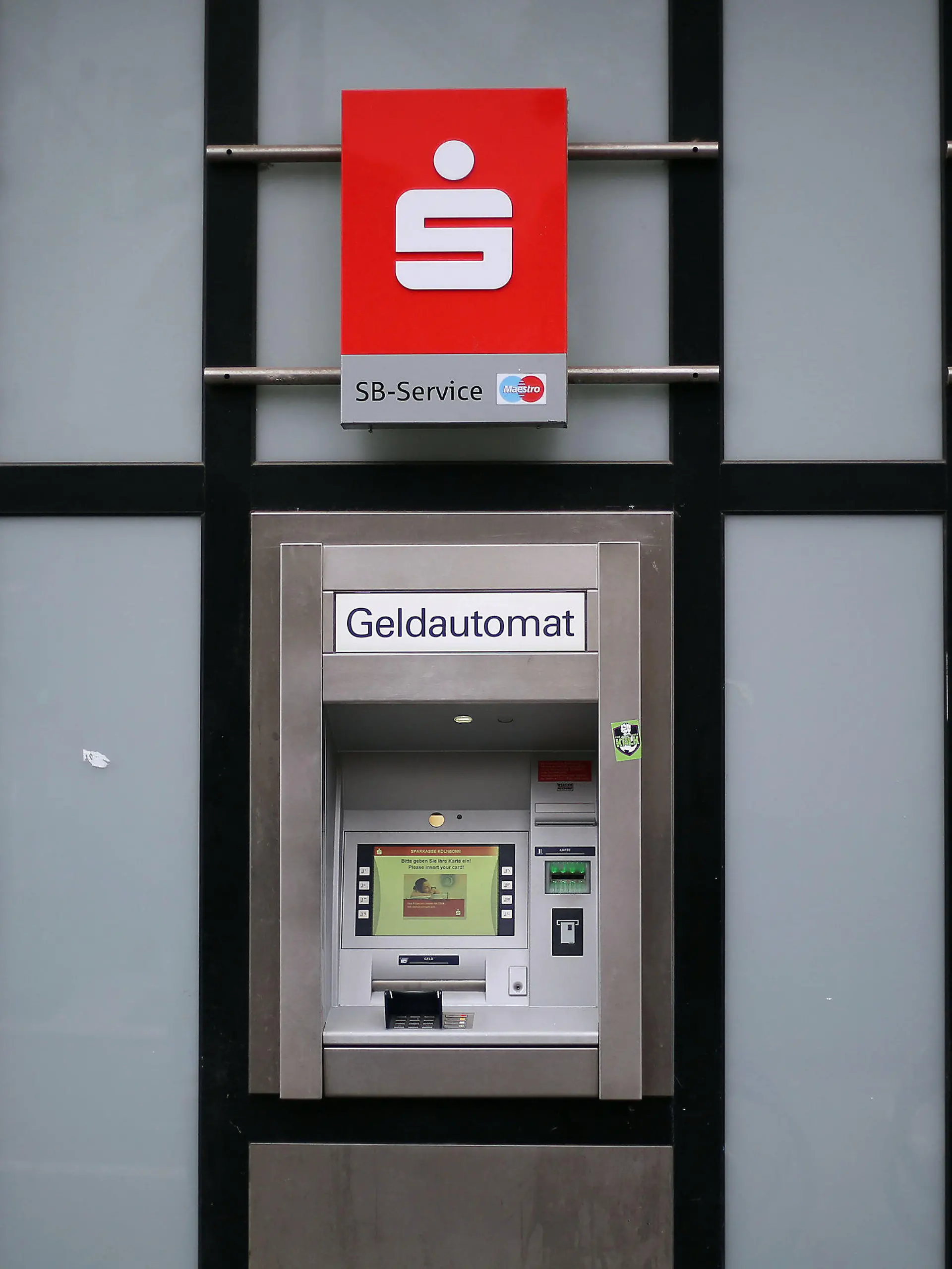 ARCHIV - Geldautomaten der Sparkasse, fotografiert am 25.08.2015 in Köln (Nordrhein-Westfalen). Foto: Oliver Berg/dpa  (zu dpa "An Geldautomaten wird es für viele Fremdkunden teurer" vom 03.09.2015) +++(c) dpa - Bildfunk+++
