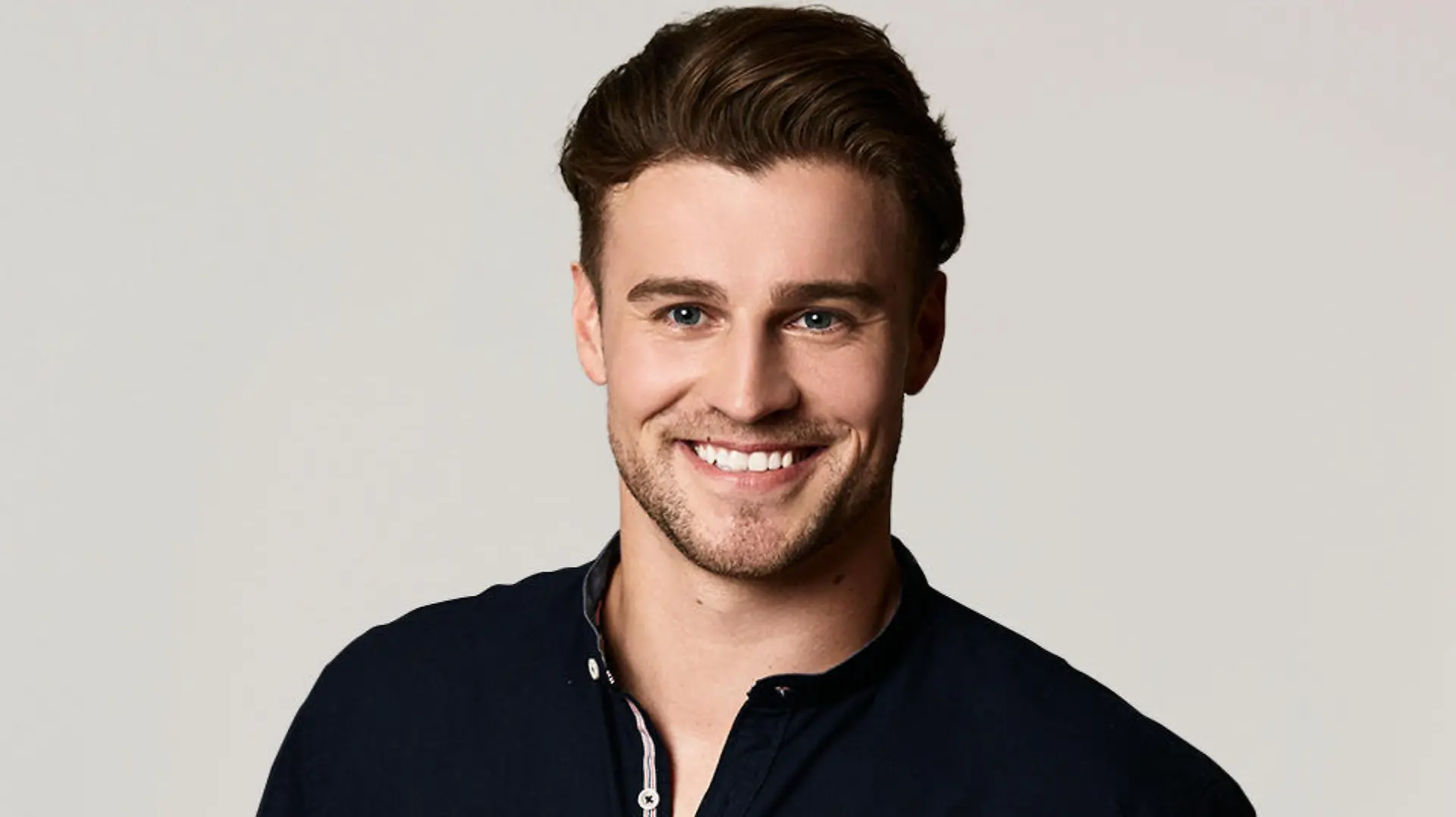 Alexander Hindersmann ist 31 Jahre alt und Kandidat bei „Die Bachelorette 2019“. Er war bereits bei der vorherigen Bachelorette-Staffel dabei und bekam auch die letzte Rose.