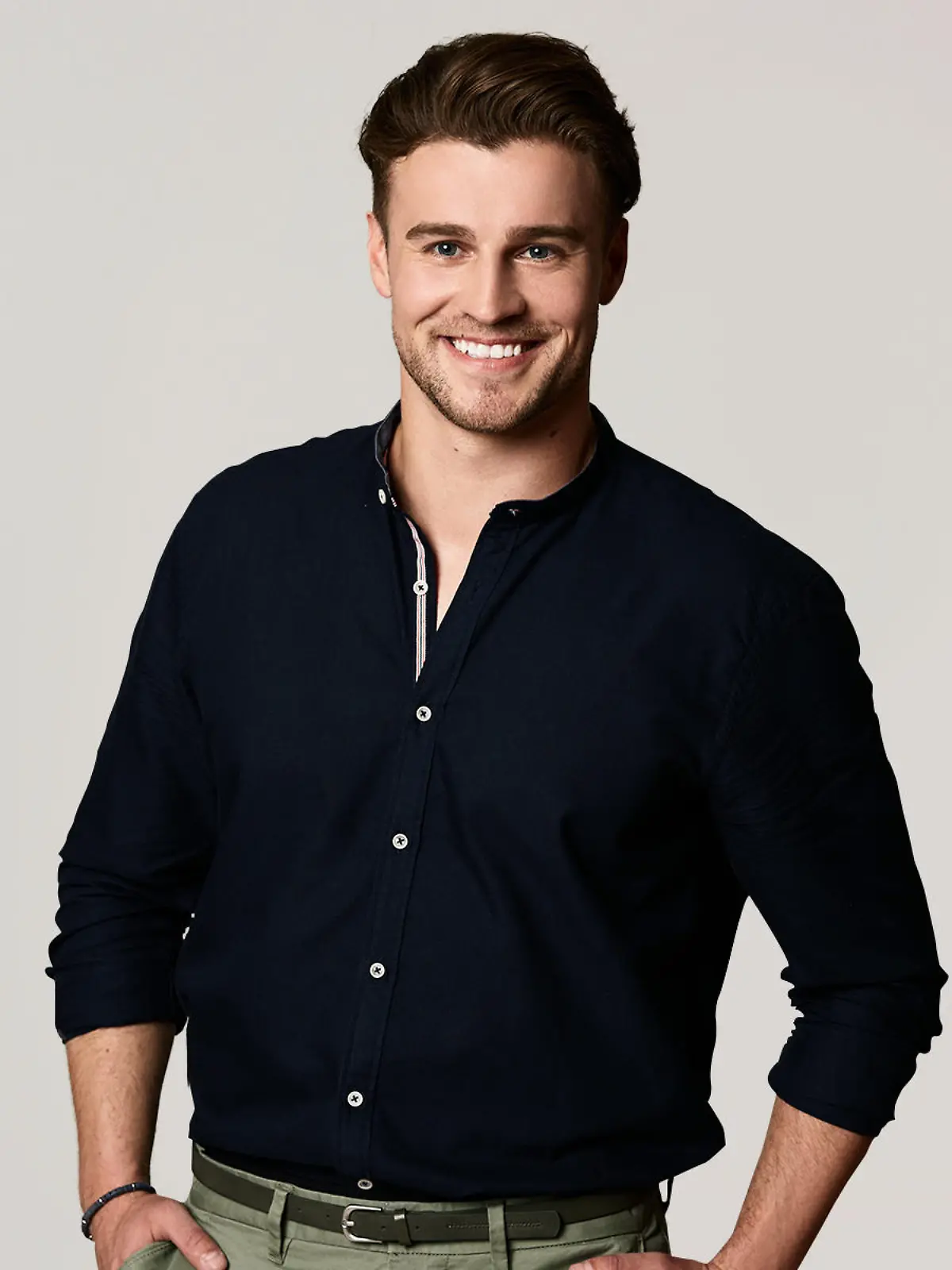 Alexander Hindersmann ist 31 Jahre alt und Kandidat bei „Die Bachelorette 2019“. Er war bereits bei der vorherigen Bachelorette-Staffel dabei und bekam auch die letzte Rose.