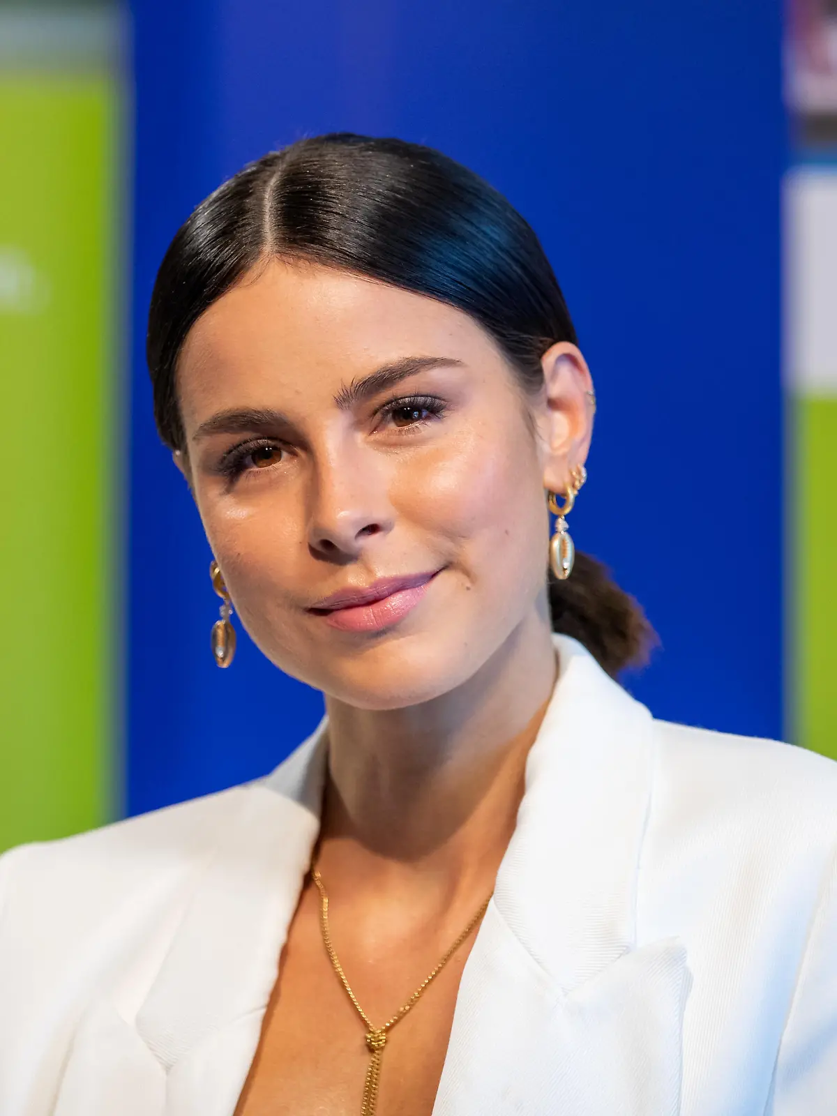 Lena Meyer-Landrut gibt ihren Fans die Chance, an ihrer Seite zu arbeiten.