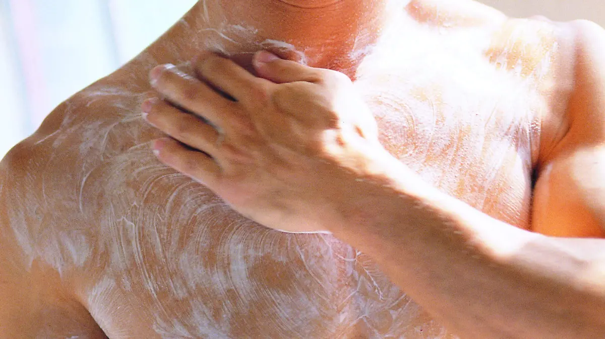 Ein Mann seift sich ein.