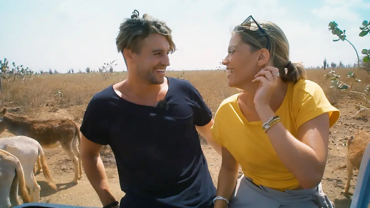 Alex und Nadine erkunden eine Eselfarm auf Bonaire. Der Ausflug entpuppt sich als lustiges Abenteuer.