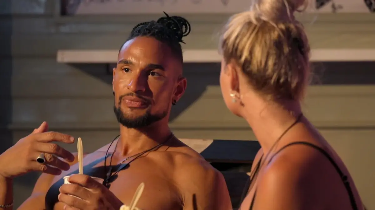 In einem persönlichen Gespräch sprechen David und Colleen über ihre Absichten.