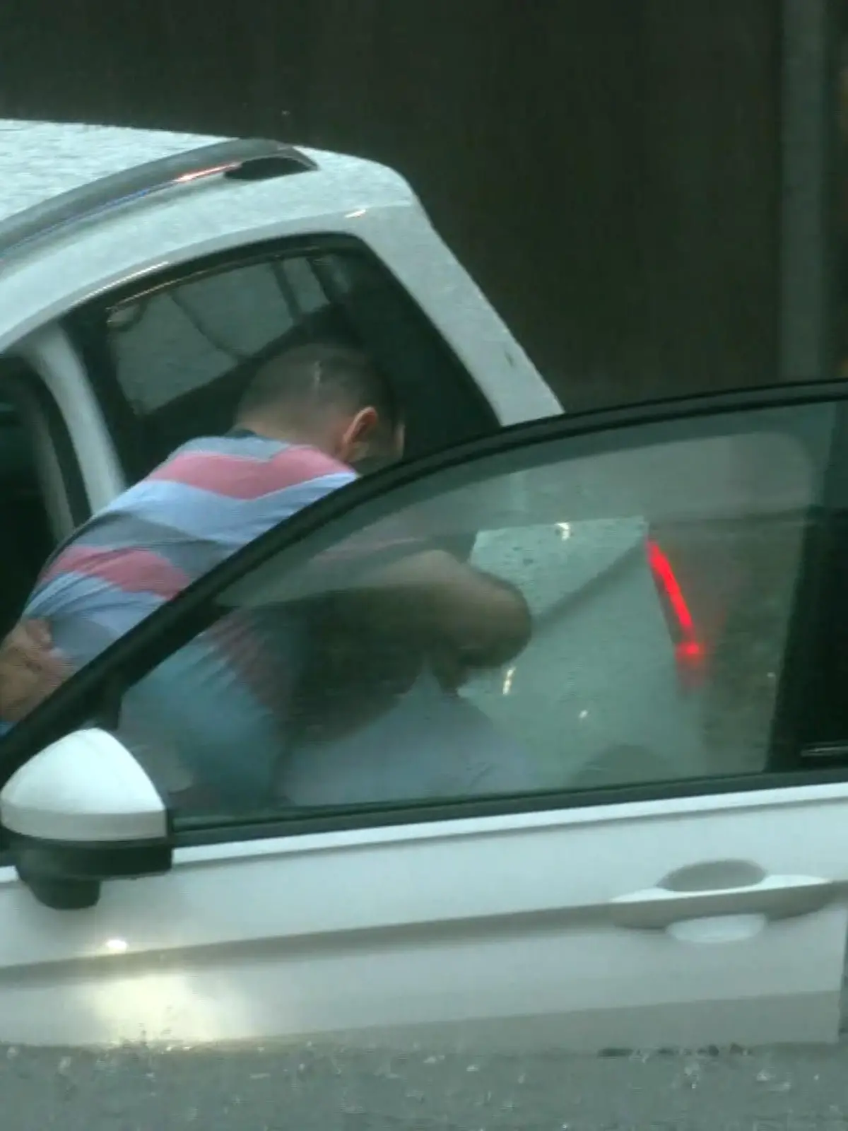 17.08.2023, Bayern, Nürnberg: Einer Person wird aus dem Auto bei einer überschwemmten Unterführung geholfen. Starkregen hat in Nürnberg am Donnerstagabend zu zahlreichen Einsätzen von Polizei und Feuerwehr geführt. Viele Keller und Tiefgaragen seien vollgelaufen, in Unterführungen seien Autos im Wasser stehen geblieben und Insassen eingeschlossen gewesen. Foto: Oßwald/News5 /dpa +++ dpa-Bildfunk +++