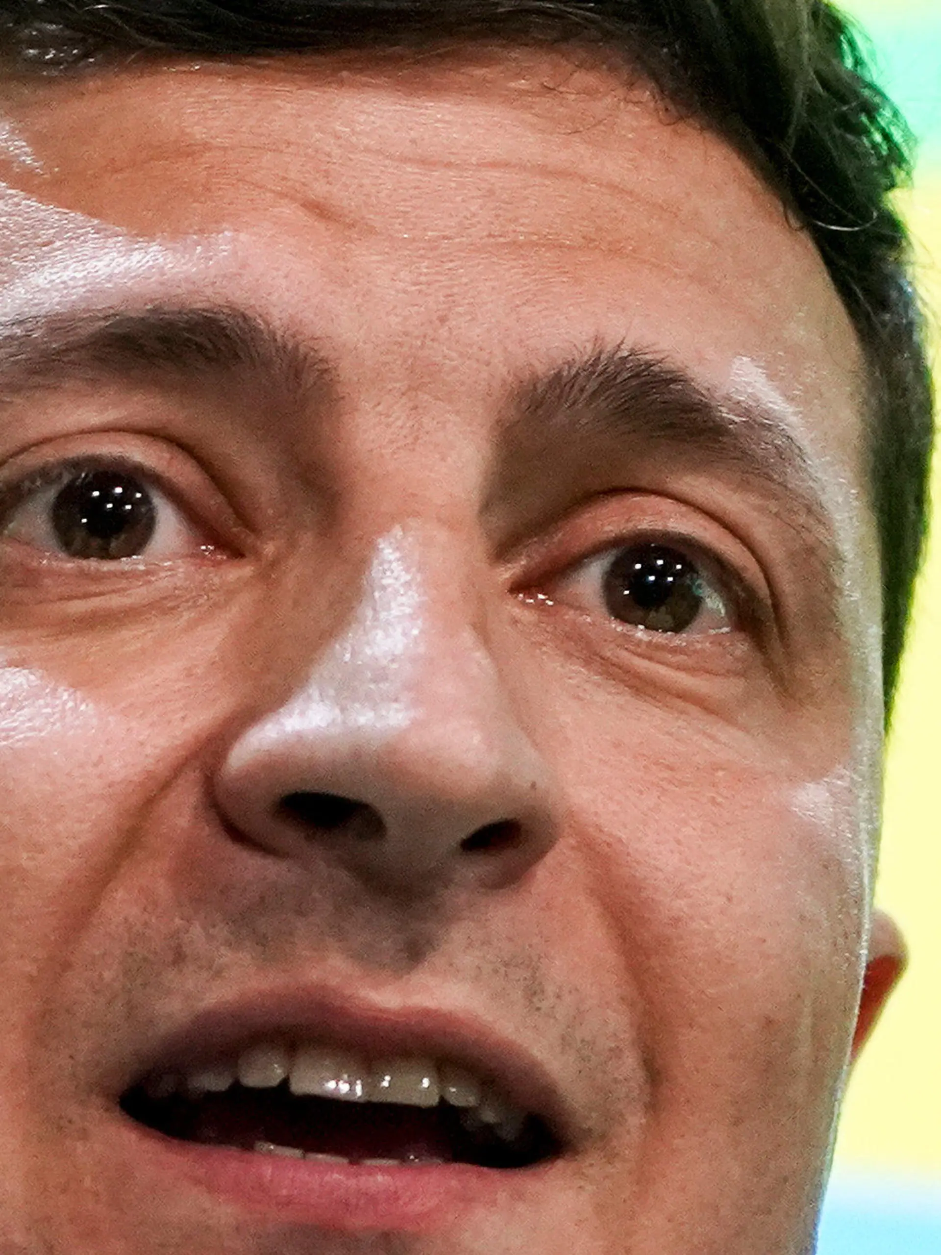 21.07.2019, Ukraine, Kiev: Wolodymyr Selenskyj, Präsident der Ukraine, spricht mit Medien im Hauptsitz seiner Partei. In der krisengeschüttelten Ukraine ist die Partei des in die EU und in die Nato strebenden Präsidenten Selenskyj bei der Parlamentswahl Prognosen zufolge als Sieger hervorgegangen. Foto: Evgeniy Maloletka/AP/dpa +++ dpa-Bildfunk +++