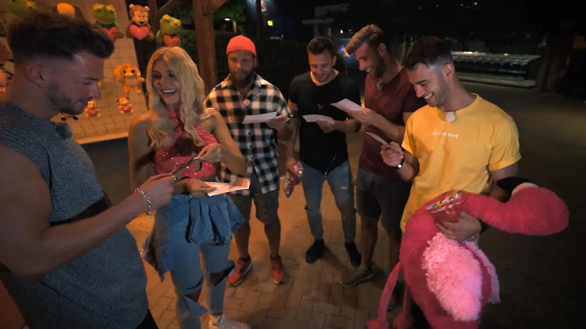 Am Ende bekommt jeder der Jungs von Gerda noch ein Bild als Erinnerung.
