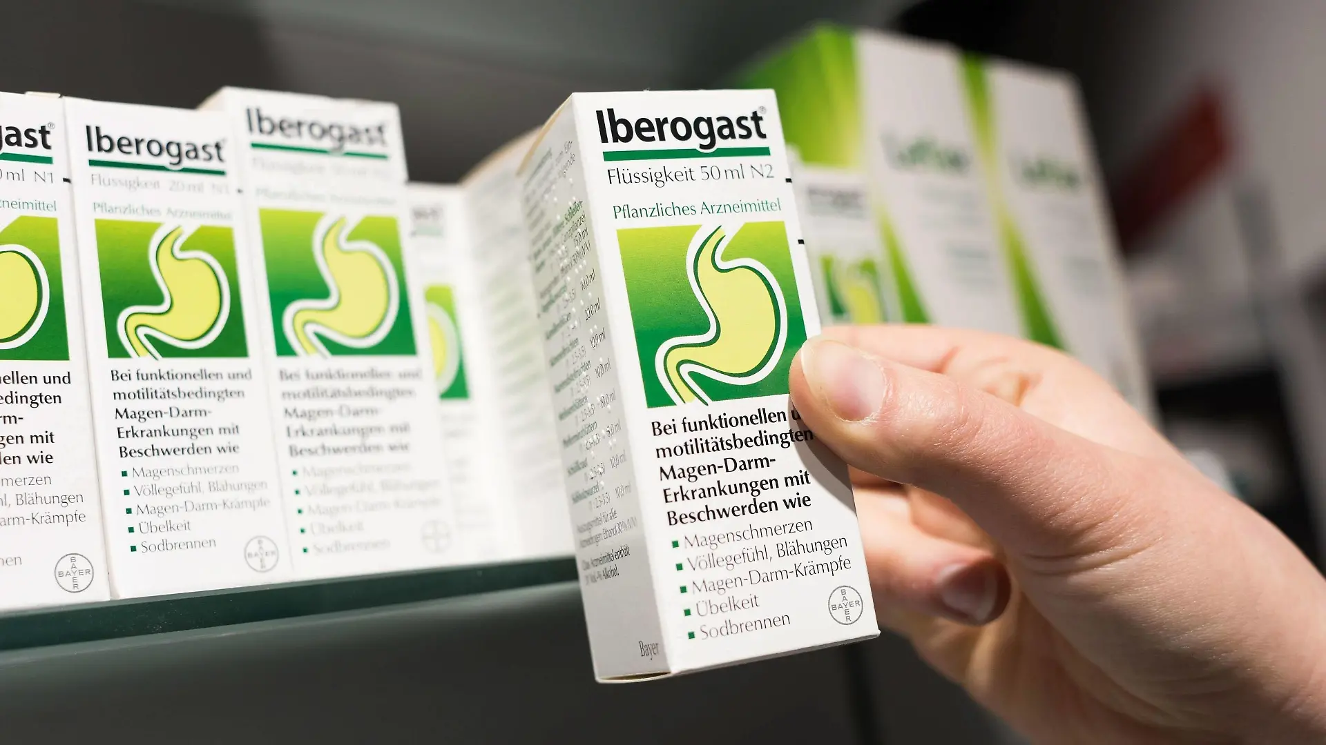Fotostory Kaufpark-Apotheke in Ahrensfelde bei Berlin Eine Apothekerin hält das rezeptfreie Magenmittel IBEROGAST in der Hand. CloseUp-Foto. Iberogast; Planzliches Arzneimittel; rezeptfreie Medikamente; OTC-Medikament; IBEROGAST; Magenmittel; Pharmazie. Berlin Berlin Deu *** Fotostory Kaufpark pharmacy in Ahrensfelde near Berlin A pharmacist holds the over-the-counter stomach remedy IBEROGAST in the hand CloseUp Foto Iberogast Plants medicine over-the-counter medication OTC medicine IBEROGAST Magenmittel Pharmazie Berlin Berlin Deu  