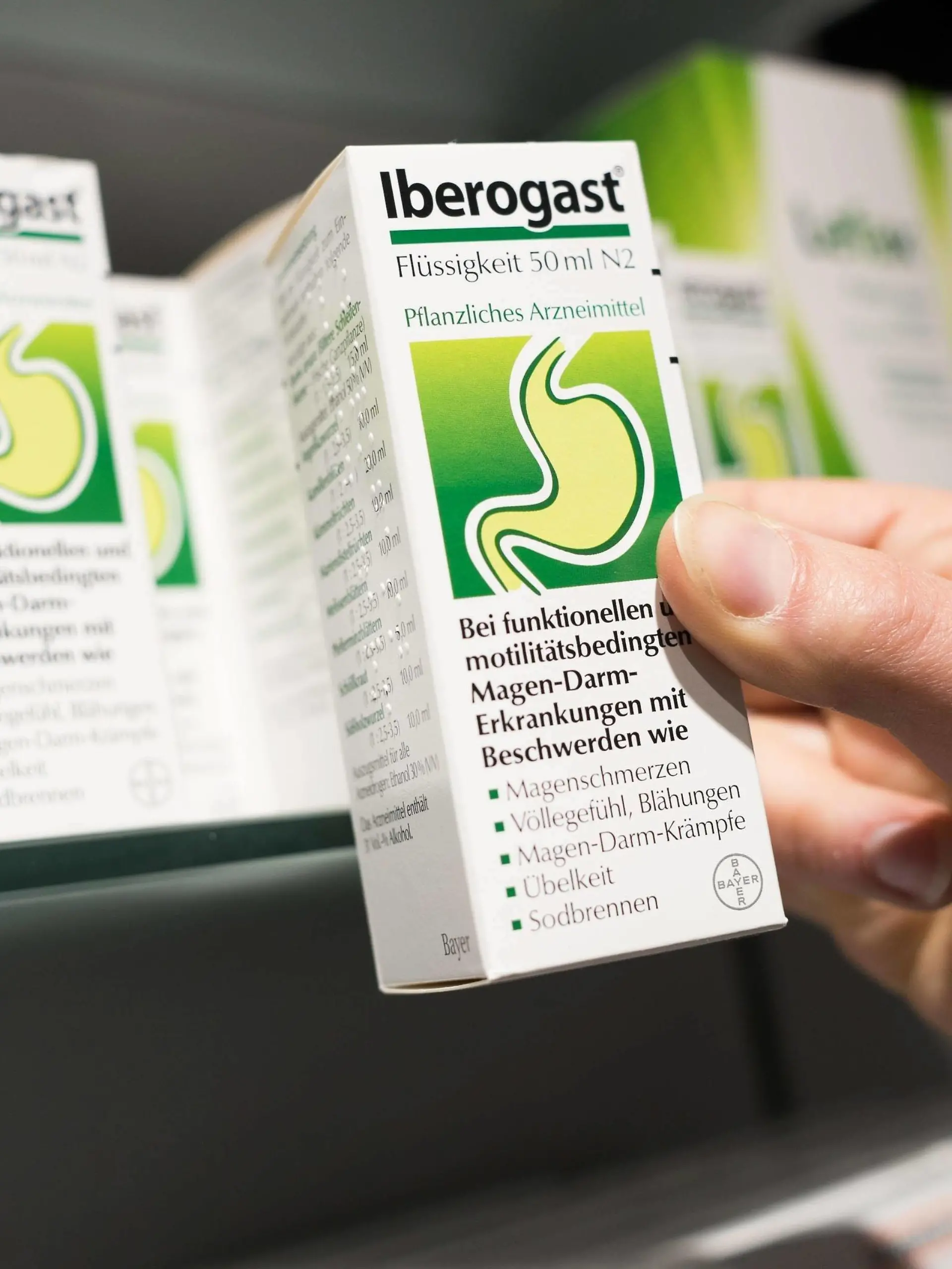 Fotostory Kaufpark-Apotheke in Ahrensfelde bei Berlin Eine Apothekerin hält das rezeptfreie Magenmittel IBEROGAST in der Hand. CloseUp-Foto. Iberogast; Planzliches Arzneimittel; rezeptfreie Medikamente; OTC-Medikament; IBEROGAST; Magenmittel; Pharmazie. Berlin Berlin Deu *** Fotostory Kaufpark pharmacy in Ahrensfelde near Berlin A pharmacist holds the over-the-counter stomach remedy IBEROGAST in the hand CloseUp Foto Iberogast Plants medicine over-the-counter medication OTC medicine IBEROGAST Magenmittel Pharmazie Berlin Berlin Deu  
