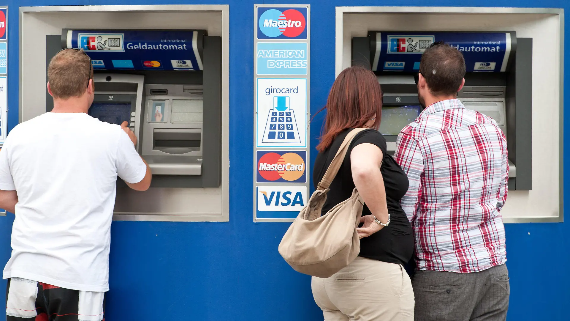 ARCHIV - Kunden stehen am 23.05.2011 in Berlin an Bankautomaten (zu dpa «Ärger wegen Geldautomaten-Gebühr: Verbraucherschützer klagen" vom 20.04.2017) Foto: Tobias Kleinschmidt/dpa +++(c) dpa - Bildfunk+++