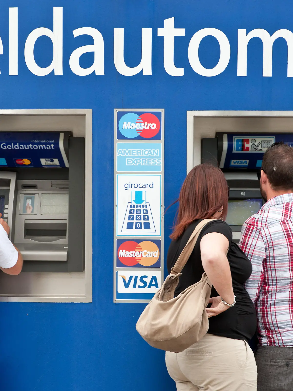 ARCHIV - Kunden stehen am 23.05.2011 in Berlin an Bankautomaten (zu dpa «Ärger wegen Geldautomaten-Gebühr: Verbraucherschützer klagen" vom 20.04.2017) Foto: Tobias Kleinschmidt/dpa +++(c) dpa - Bildfunk+++