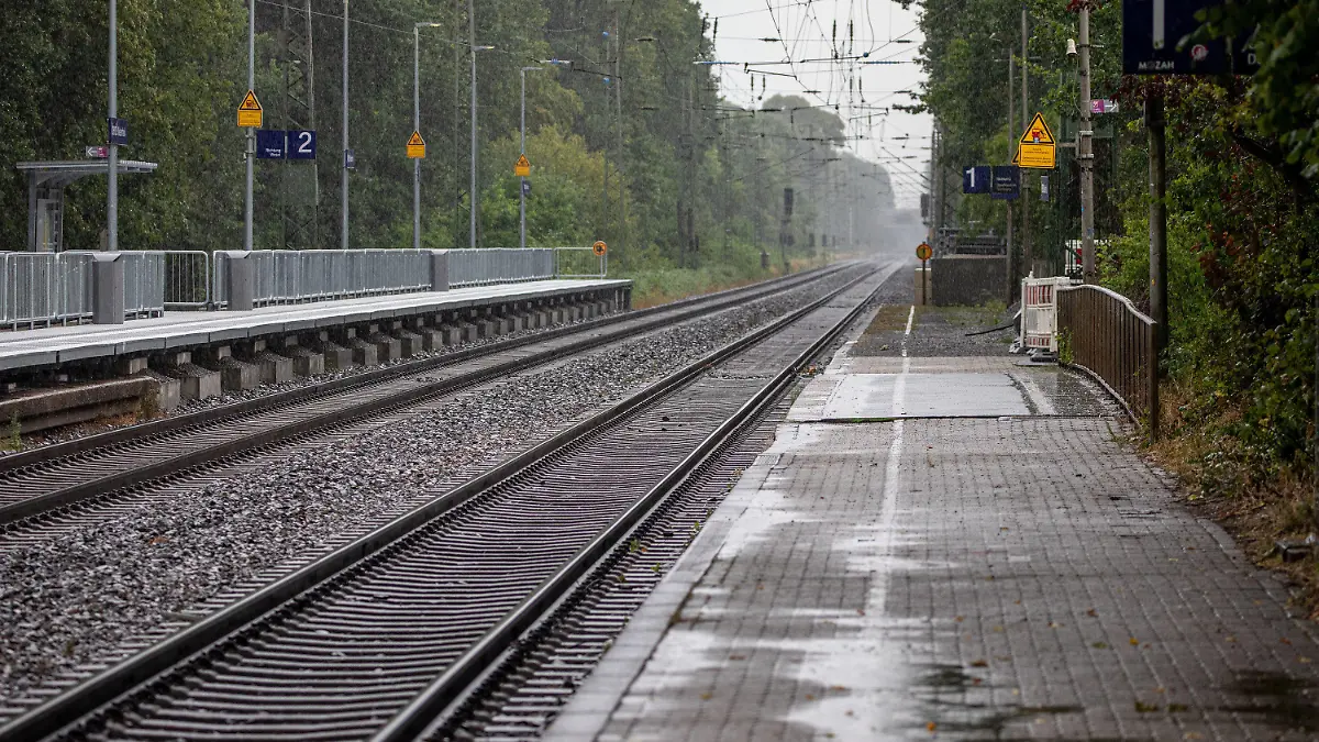 20.07.2019, Nordrhein-Westfalen, Voerde: Blick auf die Bahngleise am Bahnhof in Voerde. Ein 28-jähriger Mann hat nach Polizeiangaben am Bahnhof im niederrheinischen Voerde eine 34-jährige Frau vom Bahnsteig vor einen einfahrenden Zug gestoßen. Die Frau aus Voerde sei am Samstagmorgen ins Gleisbett gestürzt und von dem Regionalexpress überrollt worden, berichtete ein Sprecher der Duisburger Polizei. Trotz der Rettungsbemühungen sei sie noch am Ort gestorben. Foto: Christoph Reichwein/dpa +++ dpa-Bildfunk +++