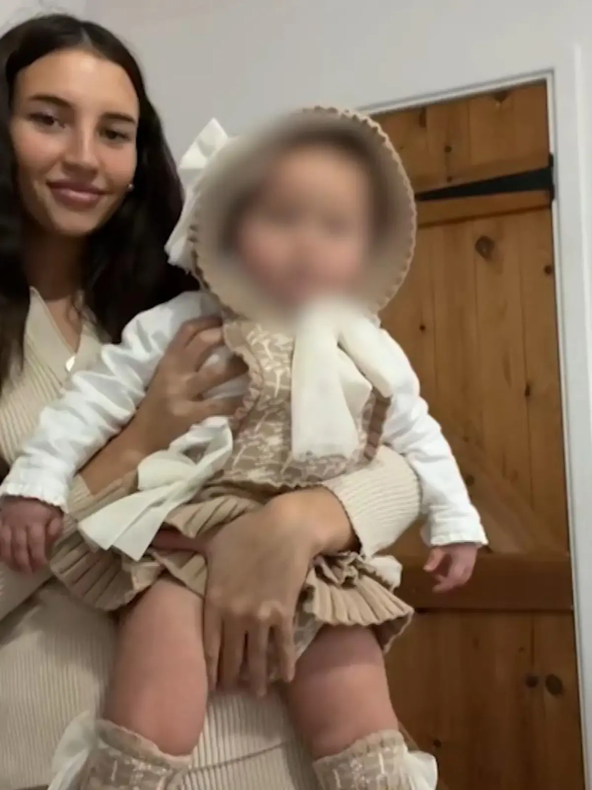 Was man sonst nur von absoluten Megastars kennt, sieht eine junge Mutter aus England für selbsterständlich an. Ihrer kleinen Tochter Myla Rose kauft sie ständig neue Klammotten, sodass das Baby nie zweimal dasselbe Outfit tragen muss. Ganz schön schräg!