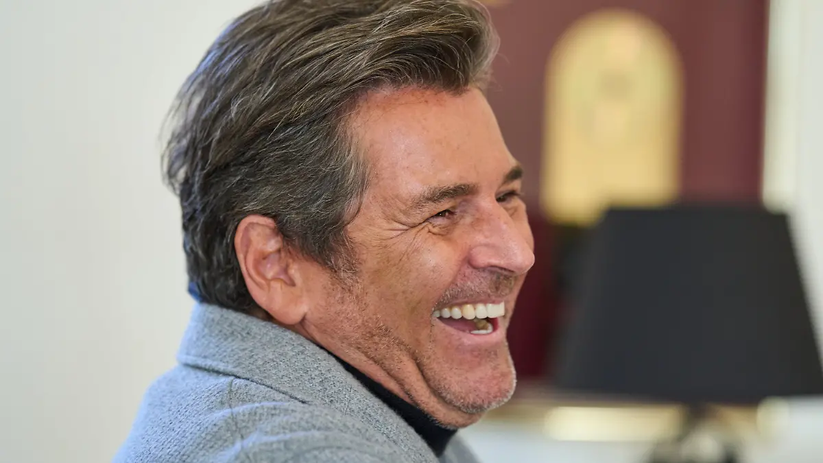 PRODUKTION - 13.02.2023, Rheinland-Pfalz, Koblenz: Der Sänger Thomas Anders gestikuliert bei einem Gespräch mit der Deutschen Presse Agentur in seinem Büro. Der Popmusiker feiert am 01.03.2023 seinen 60. Geburtstag. Foto: Thomas Frey/dpa +++ dpa-Bildfunk +++