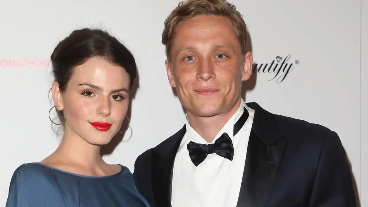 Matthias Schweighöfer greift bei seiner Ruby beherzt zu