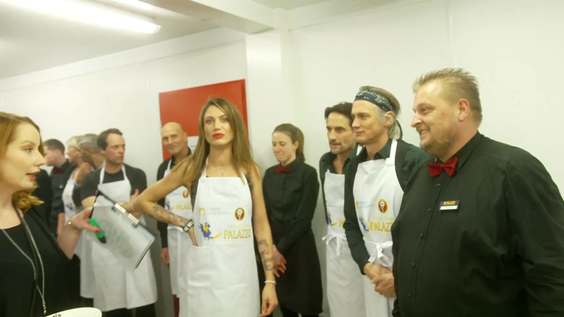 Tessa Bergmann und die anderen Promis warten auf ihren Einsatz. Gleich geht´s los.