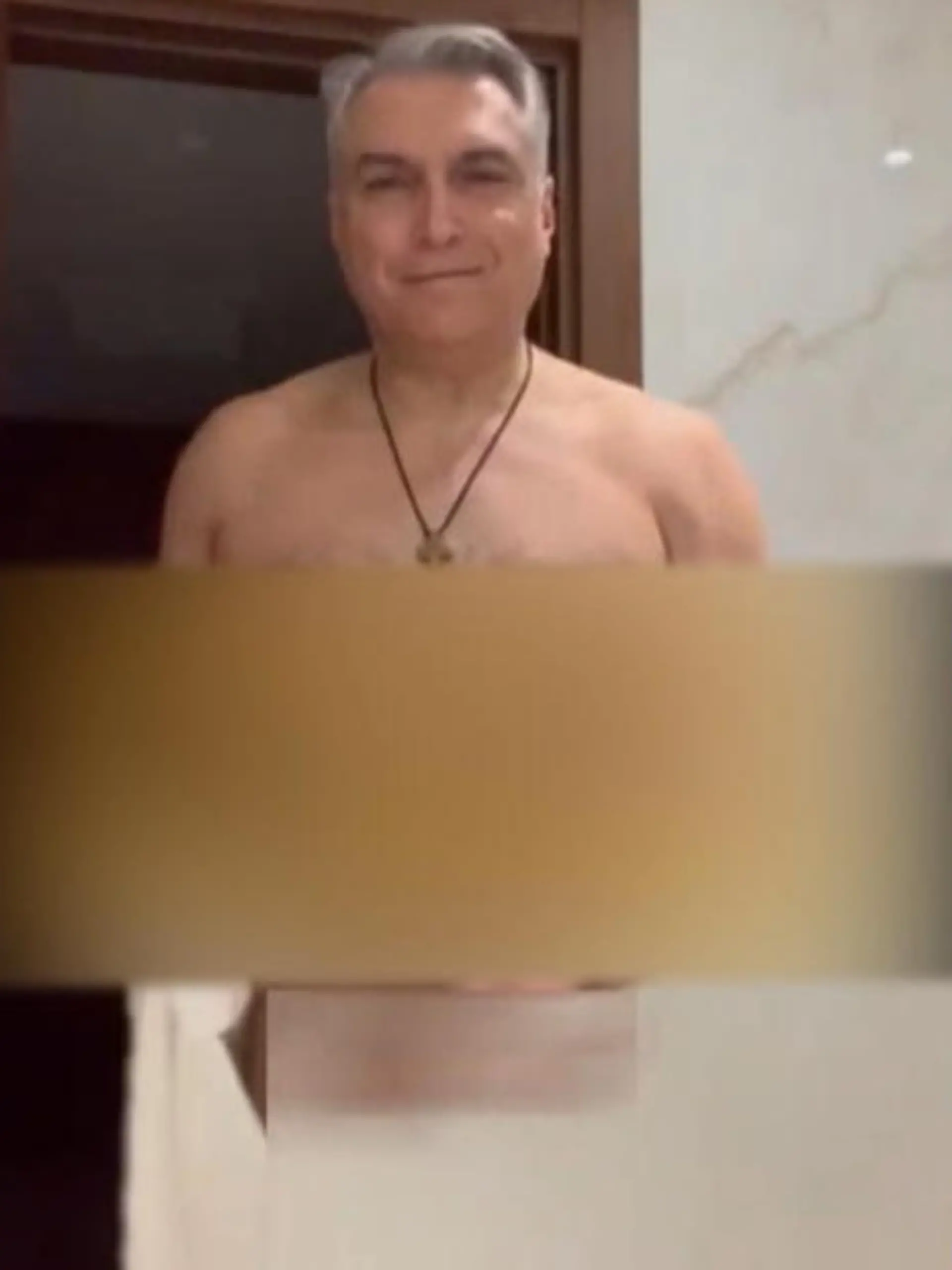 In einem Telegram-Kanal taucht ein Video des russischen Generalleutnants und stellvertretenden Oberbefehlshabers der Landesstreitkräfte Alexander Matownikow auf. Zu sehen ist, wie dieser lasziv vor der Kamera posiert und sich dabei auch entblößt