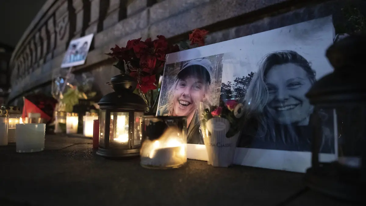 Blomster og lys til minde om Louisa og Maren paa Raadhuspladsen i Koebenhavn, fredag den 28. december 2018. Louisa Vesterager Jespersen og norske Maren Ueland blev draebt naer Imlil i Marokko under en trekkingtur.. , Copenhagen Denmark *** Flowers and candles to commemorate Louisa and Maren at the Raadhuspladsen in Copenhagen Harbor Friday, December 28, 2018 Louisa Vesterager Jespersen and Norwegian Maren Ueland were killed near Imlil in Morocco during a trekking trip Copenhagen Denmark, detectedSourceLanguage PUBLICATIONxINxGERxSUIxAUTxONLY Copyright: Photo:ThomasxSjoerup THOMASxSJOERUPx cop104 spdk20181228-183106-L