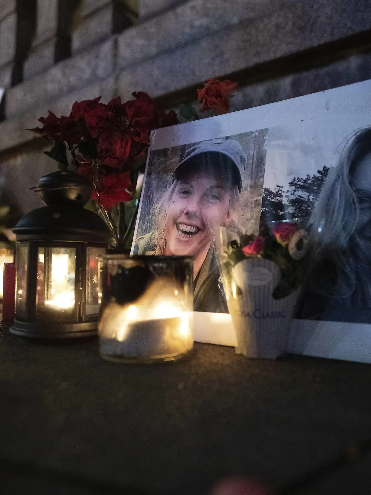 Blomster og lys til minde om Louisa og Maren paa Raadhuspladsen i Koebenhavn, fredag den 28. december 2018. Louisa Vesterager Jespersen og norske Maren Ueland blev draebt naer Imlil i Marokko under en trekkingtur.. , Copenhagen Denmark *** Flowers and candles to commemorate Louisa and Maren at the Raadhuspladsen in Copenhagen Harbor Friday, December 28, 2018 Louisa Vesterager Jespersen and Norwegian Maren Ueland were killed near Imlil in Morocco during a trekking trip Copenhagen Denmark, detectedSourceLanguage PUBLICATIONxINxGERxSUIxAUTxONLY Copyright: Photo:ThomasxSjoerup THOMASxSJOERUPx cop104 spdk20181228-183106-L  