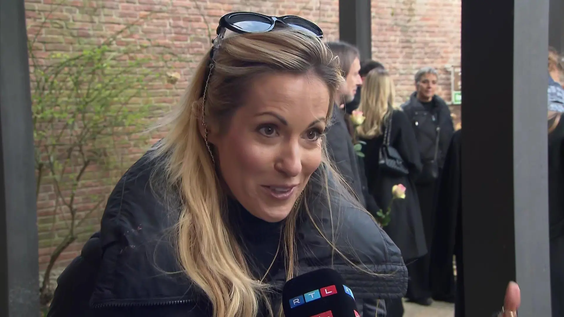 Moderatorin Andrea Kaiser im RTL-Interview bei Tim Lobingers Trauerfeier am 1. März in München.