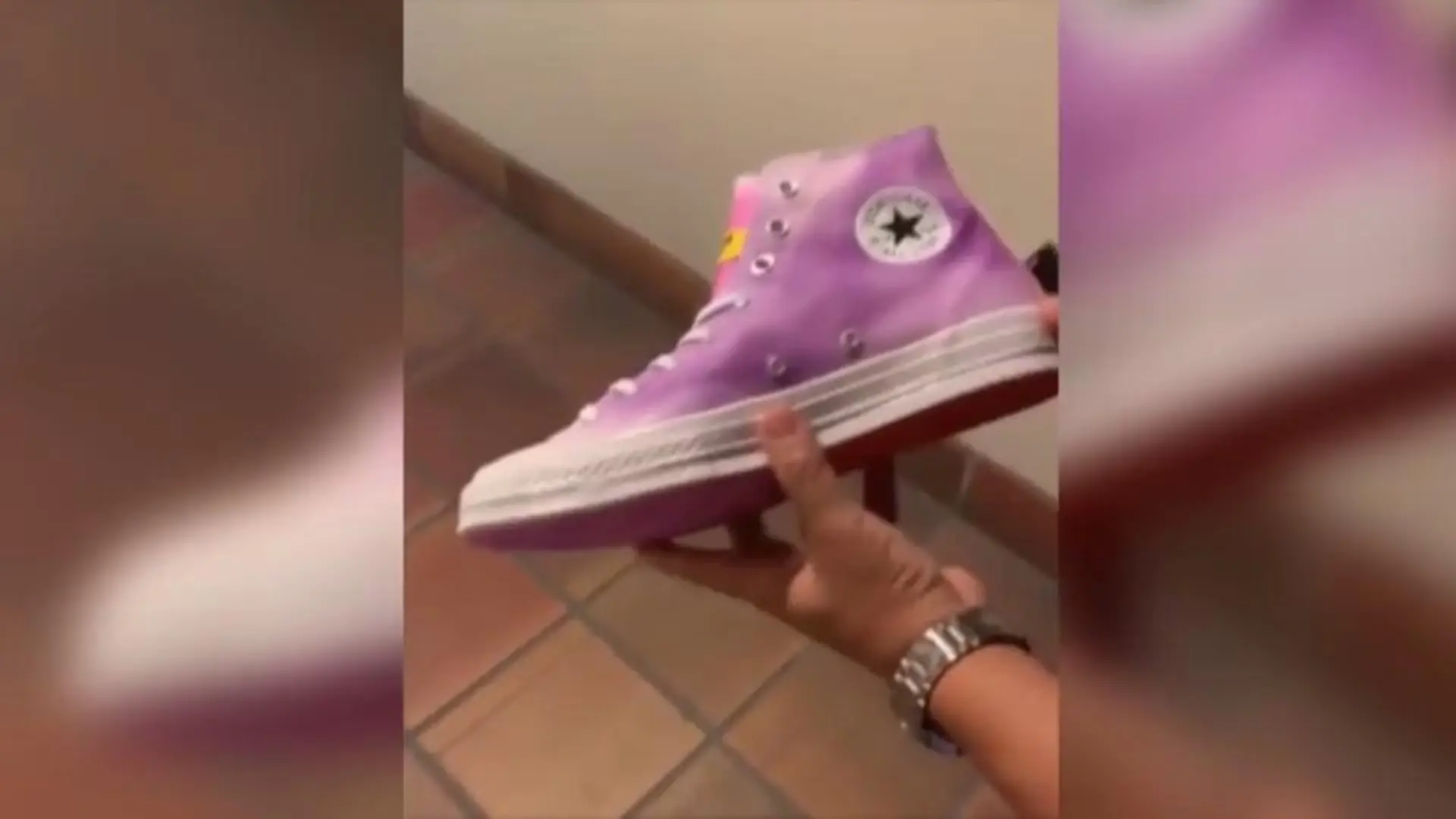 Neue Chucks wechseln die Farbe Durch Sonnenlicht