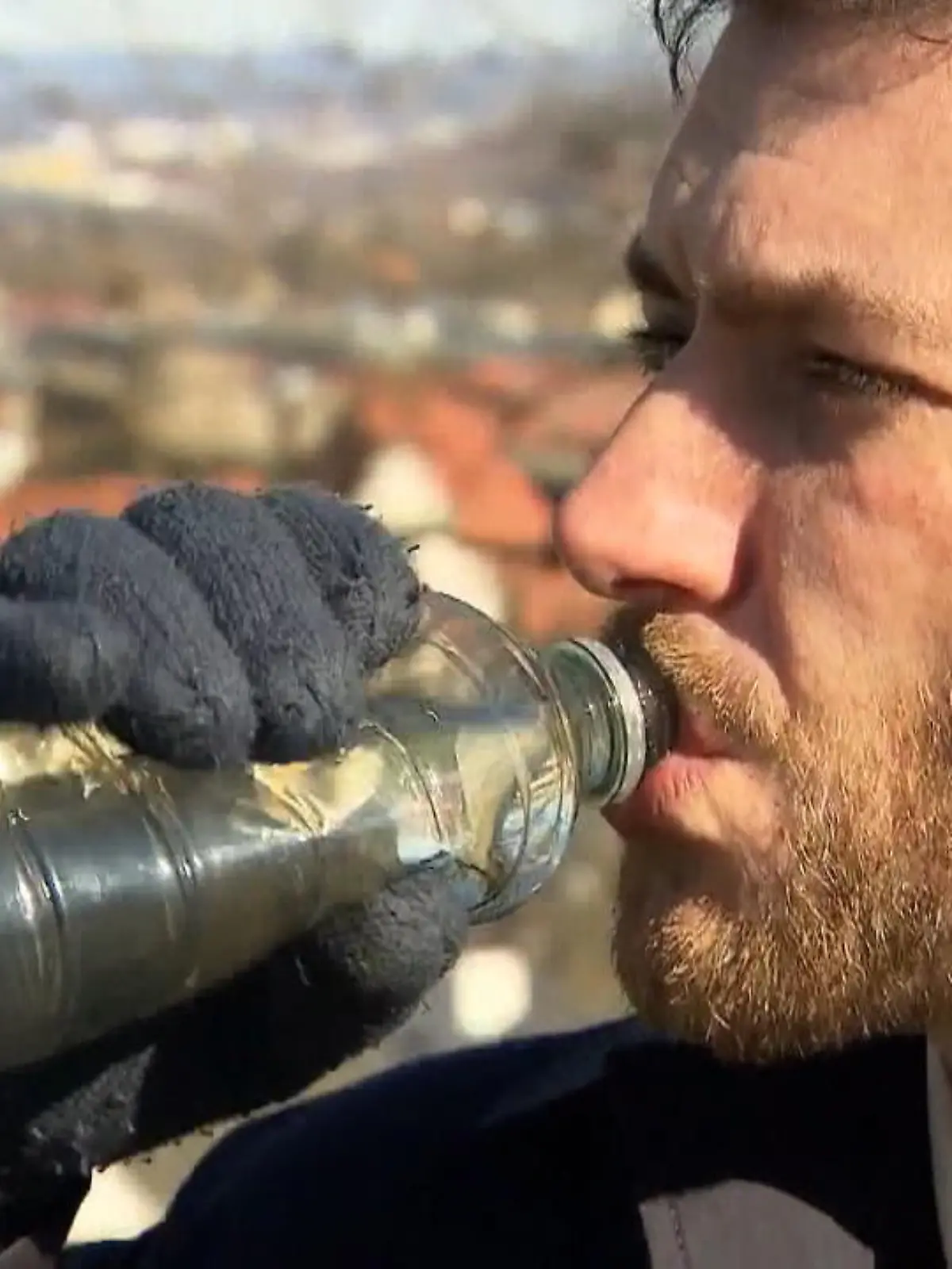 Von Kindheit an beeinflusst der ständige Drang nach etwas zu Trinken sein Leben. Marc Wübbenhorst aus Bielefeld leidet unter einer seltenen Stoffwechselerkrankung, an welcher er ohne ausreichender Flüssigkeitszufuhr sogar sterben kann. Nur etwa 360 Menschen in Deutschland leiden an dieser Stoffwechselkrankheit Diabetes Insipidus Renalis.