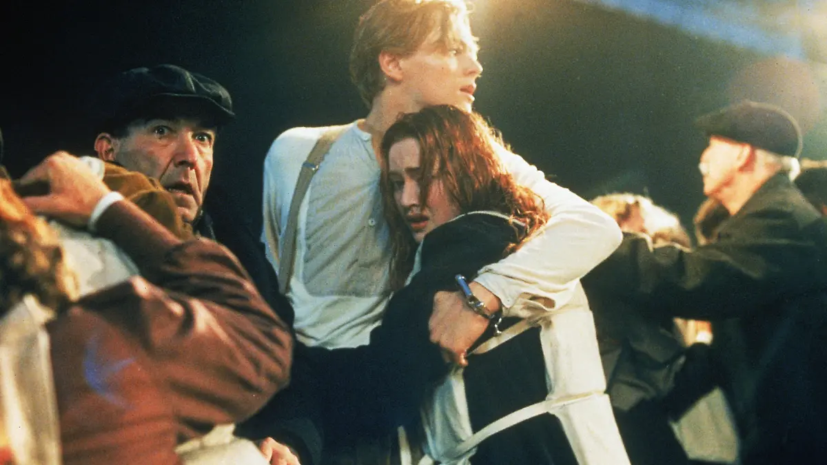 Die Titanic kollidiert mit einem Eisberg. Es sind nicht genug Rettungsboote vorhanden. Werden Rose (Kate Winslet) und Jack (Leonardo DiCaprio) die Katastrophe berleben?