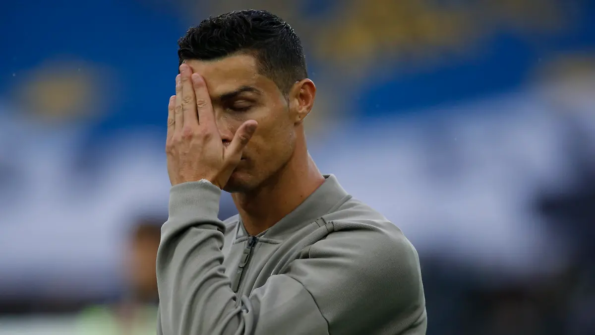 06.10.2018, Italien, Udine: Fußball: Serie A, 7. Spieltag, Juventus Turin - Udinese Calcio: Cristiano Ronaldo von Juventus hält sich vor Spielbeginn die Hand vors Gesicht. Foto: Antonio Calanni/AP/dpa +++ dpa-Bildfunk +++