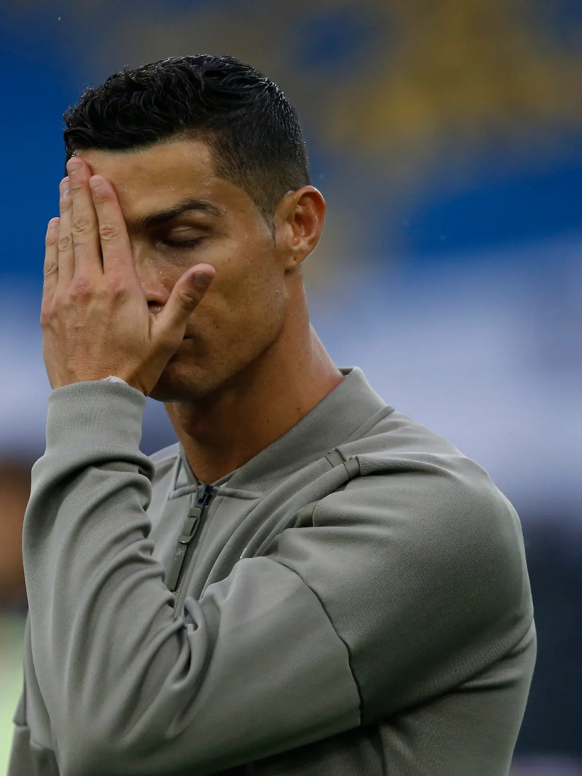 06.10.2018, Italien, Udine: Fußball: Serie A, 7. Spieltag, Juventus Turin - Udinese Calcio: Cristiano Ronaldo von Juventus hält sich vor Spielbeginn die Hand vors Gesicht. Foto: Antonio Calanni/AP/dpa +++ dpa-Bildfunk +++