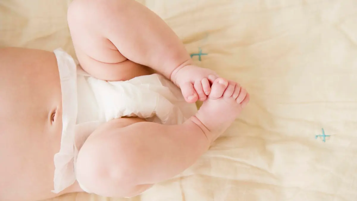 Close-up view of baby boy's feet (2-5 months), Baby Füße und Beine, Windel Keine Weitergabe an Drittverwerter.