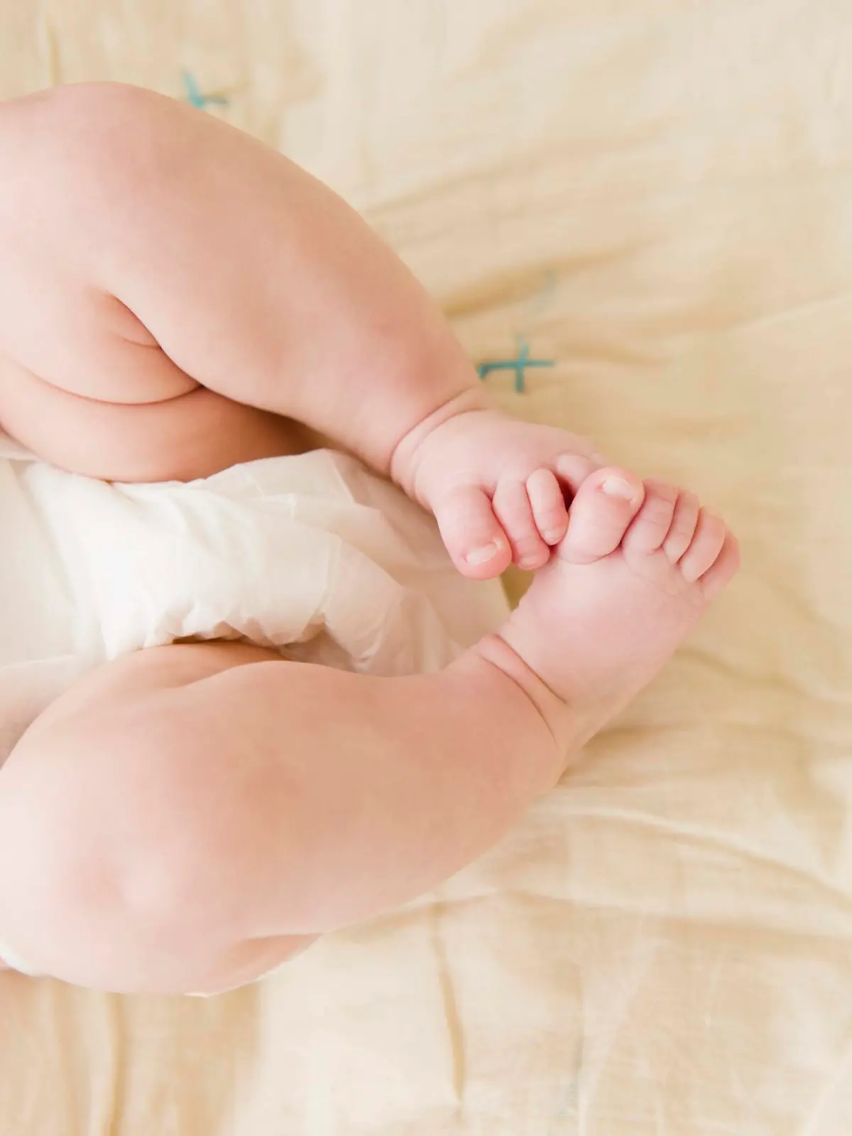 Close-up view of baby boy's feet (2-5 months), Baby Füße und Beine, Windel Keine Weitergabe an Drittverwerter.