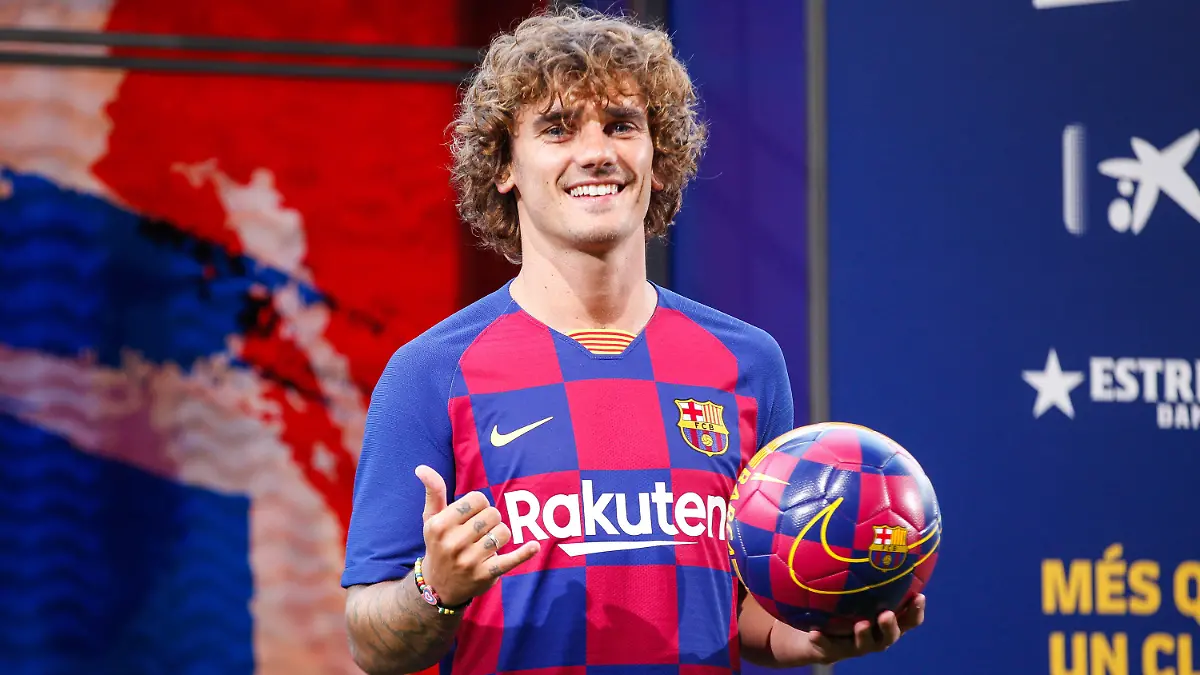 14.07.2019, Spanien, Barcelona: Antoine Griezmann präsentiert sich in seinem neuen Trikot während der Pressekonferenz anlässlich seiner offiziellen Vorstellung. Der französische Stürmer Griezmann hat beim FC Barcelona einen Fünfjahresvertrag unterzeichnet. Foto: Joan Valls/gtres/dpa +++ dpa-Bildfunk +++