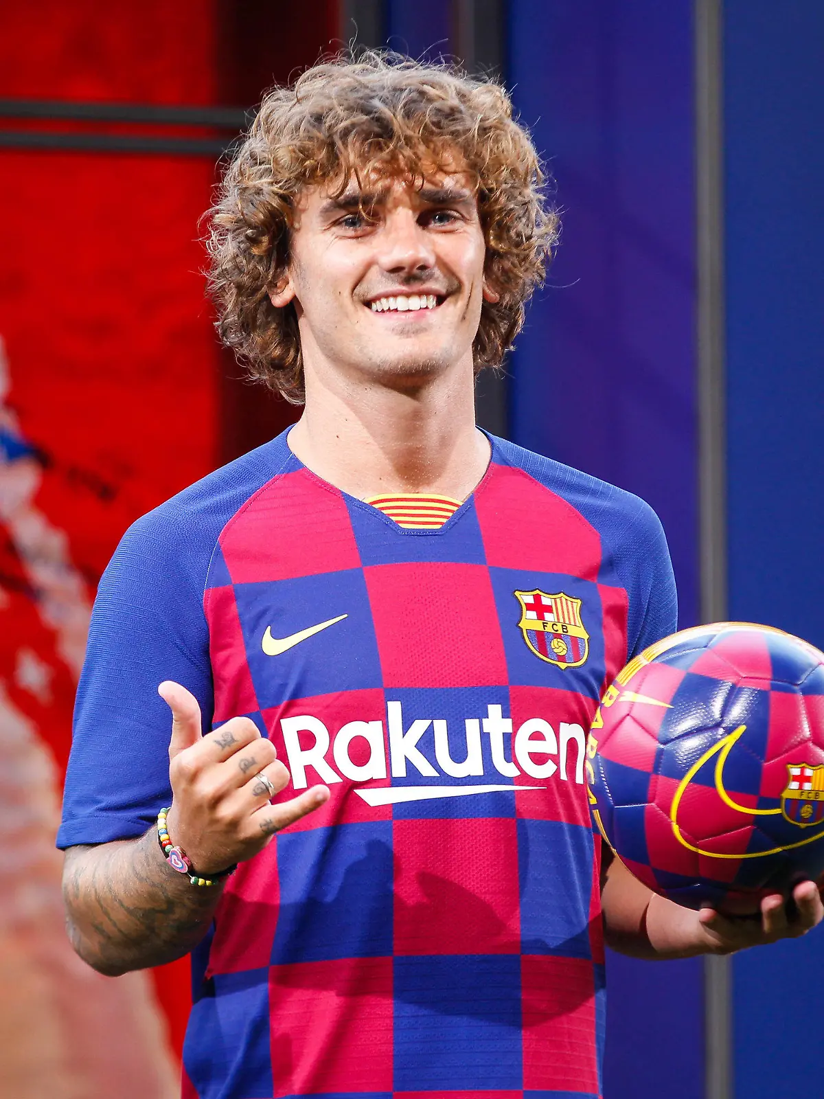14.07.2019, Spanien, Barcelona: Antoine Griezmann präsentiert sich in seinem neuen Trikot während der Pressekonferenz anlässlich seiner offiziellen Vorstellung. Der französische Stürmer Griezmann hat beim FC Barcelona einen Fünfjahresvertrag unterzeichnet. Foto: Joan Valls/gtres/dpa +++ dpa-Bildfunk +++