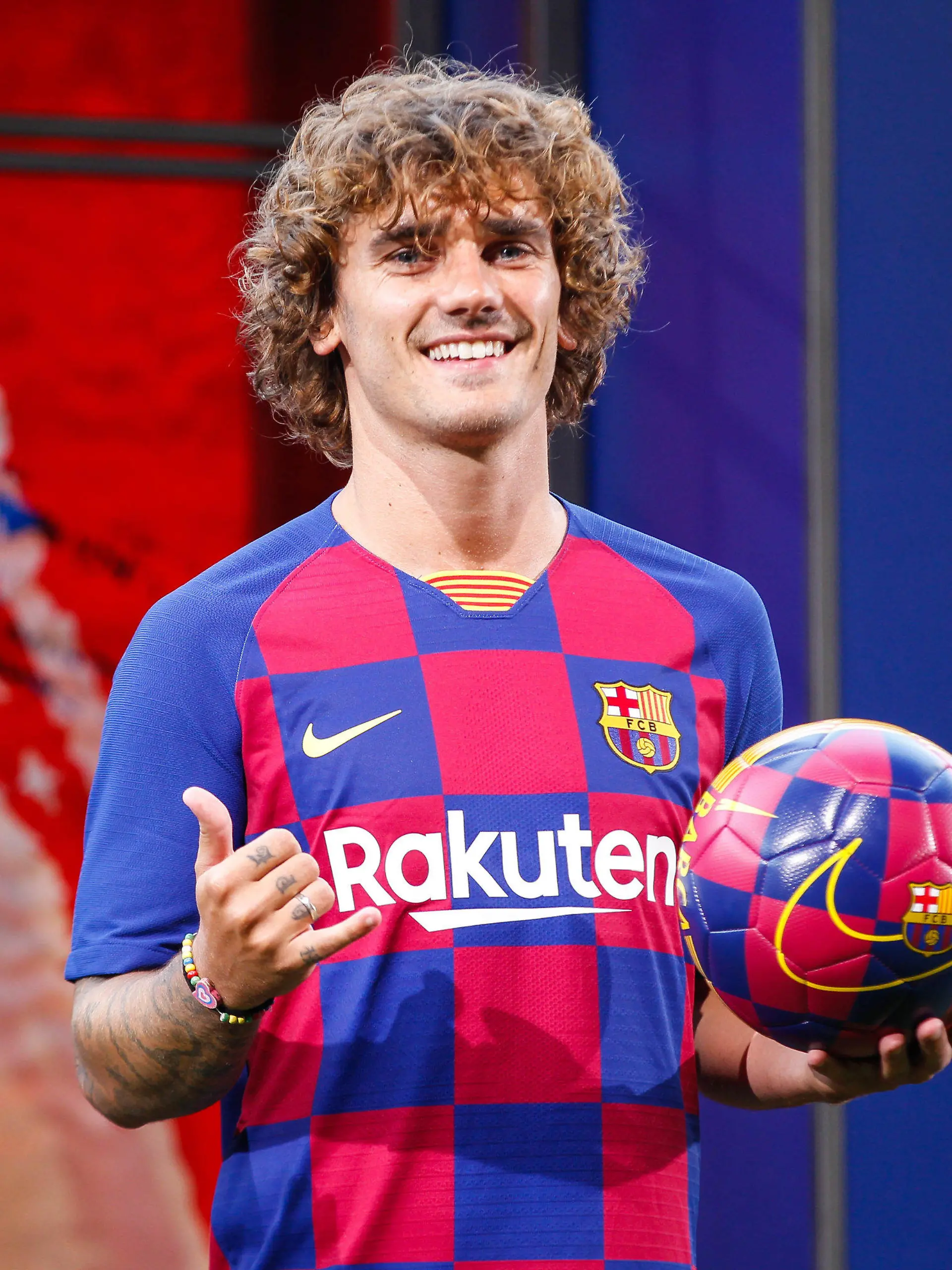 14.07.2019, Spanien, Barcelona: Antoine Griezmann präsentiert sich in seinem neuen Trikot während der Pressekonferenz anlässlich seiner offiziellen Vorstellung. Der französische Stürmer Griezmann hat beim FC Barcelona einen Fünfjahresvertrag unterzeichnet. Foto: Joan Valls/gtres/dpa +++ dpa-Bildfunk +++