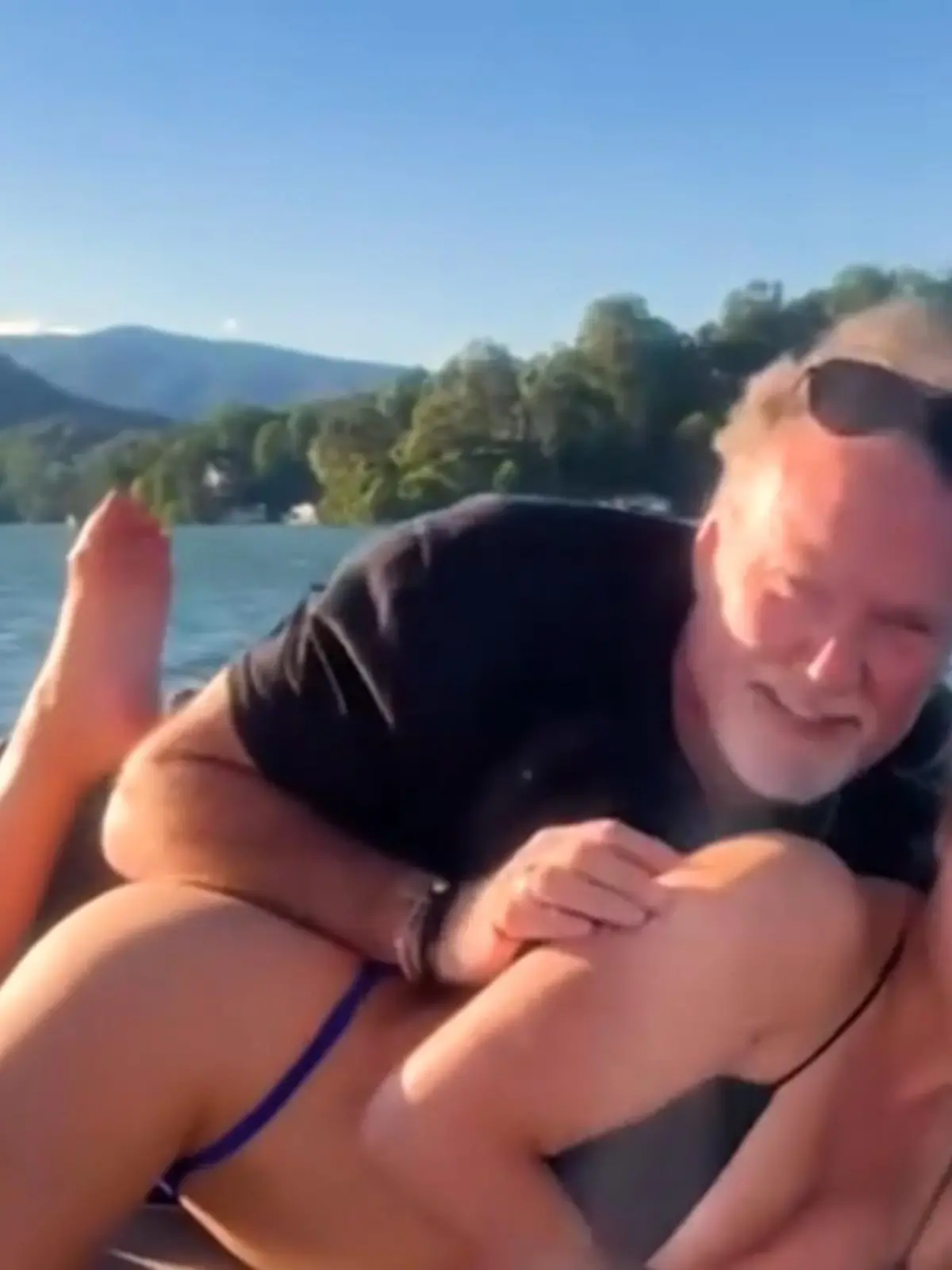 David (63) versteht die Welt nicht mehr. Er wacht morgens auf und stellt fest, dass seine geliebte Willow nicht mehr neben ihm liegt. Die 24-Jährige hat ihren deutlich älteren Sugardaddy offenbar Hals über Kopf verlassen; ignoriert seine Anrufe und E-Mails. Warum kann er sich angeblich nicht erklären.